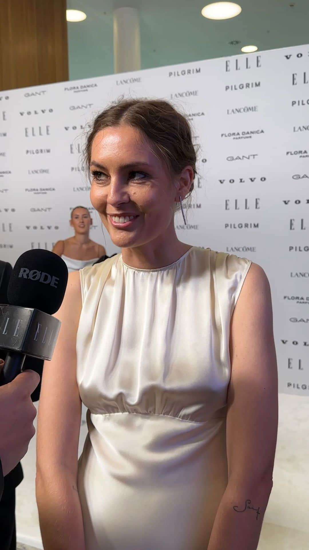 ELLE DKのインスタグラム：「Ingen fest uden leverpostej og toast. I hver fald hvis det står til topmodel @nadjabender, der her deler sine bedste tips til både før og efter de store fester #ELLEawards」