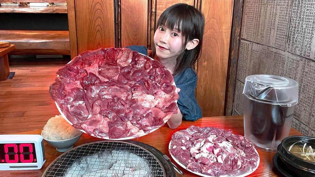 おごせ綾のインスタグラム：「焼肉おごせで、さくらちゃん＆ドラコ君と、牛タン・牛ハラミ三昧の贅沢チャレンジ‼️  …のはずが、制限時間をハードに設定しすぎて超ガチチャレンジになってしまった件😂  …牛タンって飲み物でしたっけ⁉️  #大食い #デカ盛り #焼肉おごせ #おごせ綾 @bbqogose」