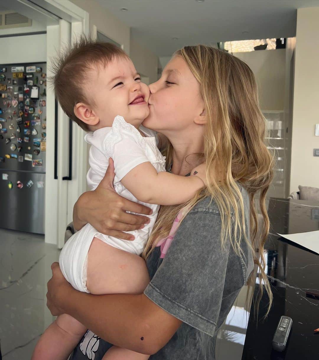 エディン・ジェコのインスタグラム：「Hana & Una 💞 #sisters」