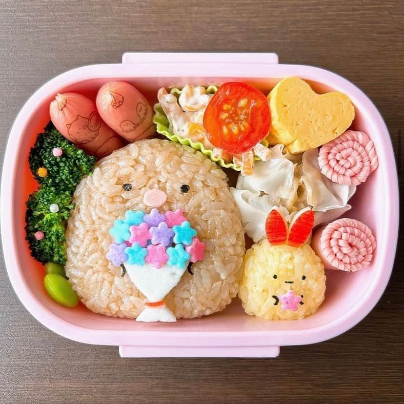 R i R y (リリー)さんのインスタグラム写真 - (R i R y (リリー)Instagram)「『可愛すぎる🌼すみっコぐらし弁当🍙』  可愛すぎるすみっコぐらし弁当をご紹介🍙 アイデアがつまったお弁当をぜひ参考にしてみてね🥕  ✴︎---------------✴︎---------------✴︎  ▶▶掲載する写真を募集中📸 カワイイ写真が撮れたら、@velle.jp をタグ付けするか、ハッシュタグ #velle_jp をつけて投稿してみてね✨ velle編集部と一緒にカワイイで溢れるvelleを創っていこう😚  ✴︎---------------✴︎---------------✴︎  #手作り弁当 #キャラ弁 #ランチボックス #手作り弁当 #手作りお弁当 #ピクニック弁当 #お弁当レシピ#キャラクター弁当 #おにぎり弁当#すみっコぐらし#すみっコぐらし弁当」9月23日 18時21分 - velle.jp