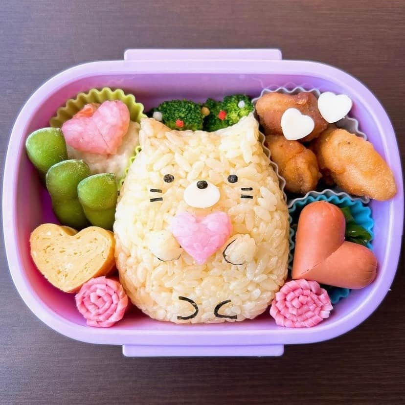 R i R y (リリー)さんのインスタグラム写真 - (R i R y (リリー)Instagram)「『可愛すぎる🌼すみっコぐらし弁当🍙』  可愛すぎるすみっコぐらし弁当をご紹介🍙 アイデアがつまったお弁当をぜひ参考にしてみてね🥕  ✴︎---------------✴︎---------------✴︎  ▶▶掲載する写真を募集中📸 カワイイ写真が撮れたら、@velle.jp をタグ付けするか、ハッシュタグ #velle_jp をつけて投稿してみてね✨ velle編集部と一緒にカワイイで溢れるvelleを創っていこう😚  ✴︎---------------✴︎---------------✴︎  #手作り弁当 #キャラ弁 #ランチボックス #手作り弁当 #手作りお弁当 #ピクニック弁当 #お弁当レシピ#キャラクター弁当 #おにぎり弁当#すみっコぐらし#すみっコぐらし弁当」9月23日 18時21分 - velle.jp