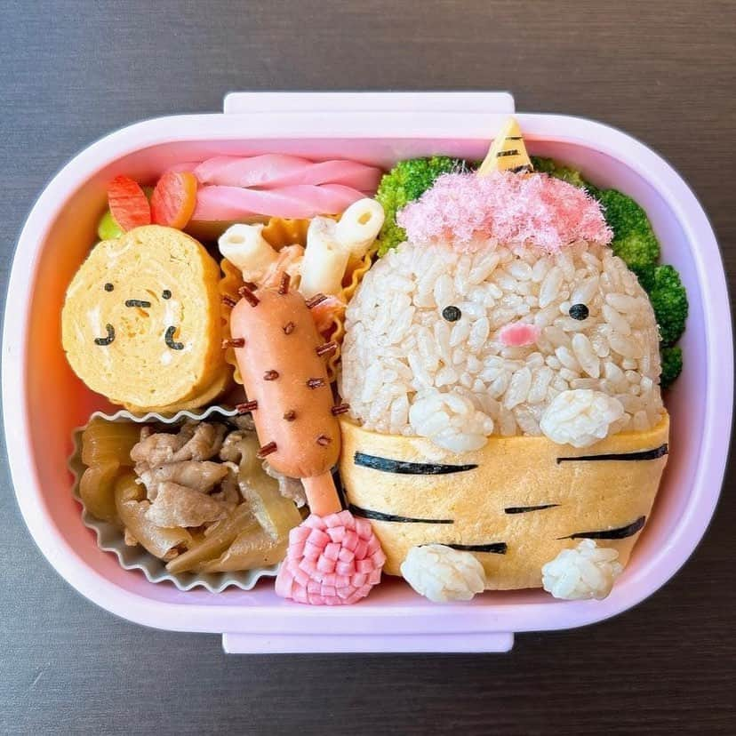 R i R y (リリー)さんのインスタグラム写真 - (R i R y (リリー)Instagram)「『可愛すぎる🌼すみっコぐらし弁当🍙』  可愛すぎるすみっコぐらし弁当をご紹介🍙 アイデアがつまったお弁当をぜひ参考にしてみてね🥕  ✴︎---------------✴︎---------------✴︎  ▶▶掲載する写真を募集中📸 カワイイ写真が撮れたら、@velle.jp をタグ付けするか、ハッシュタグ #velle_jp をつけて投稿してみてね✨ velle編集部と一緒にカワイイで溢れるvelleを創っていこう😚  ✴︎---------------✴︎---------------✴︎  #手作り弁当 #キャラ弁 #ランチボックス #手作り弁当 #手作りお弁当 #ピクニック弁当 #お弁当レシピ#キャラクター弁当 #おにぎり弁当#すみっコぐらし#すみっコぐらし弁当」9月23日 18時21分 - velle.jp