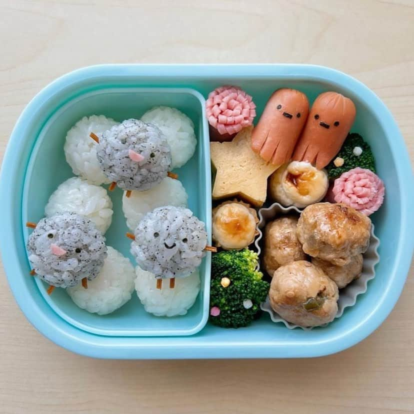 R i R y (リリー)さんのインスタグラム写真 - (R i R y (リリー)Instagram)「『可愛すぎる🌼すみっコぐらし弁当🍙』  可愛すぎるすみっコぐらし弁当をご紹介🍙 アイデアがつまったお弁当をぜひ参考にしてみてね🥕  ✴︎---------------✴︎---------------✴︎  ▶▶掲載する写真を募集中📸 カワイイ写真が撮れたら、@velle.jp をタグ付けするか、ハッシュタグ #velle_jp をつけて投稿してみてね✨ velle編集部と一緒にカワイイで溢れるvelleを創っていこう😚  ✴︎---------------✴︎---------------✴︎  #手作り弁当 #キャラ弁 #ランチボックス #手作り弁当 #手作りお弁当 #ピクニック弁当 #お弁当レシピ#キャラクター弁当 #おにぎり弁当#すみっコぐらし#すみっコぐらし弁当」9月23日 18時21分 - velle.jp