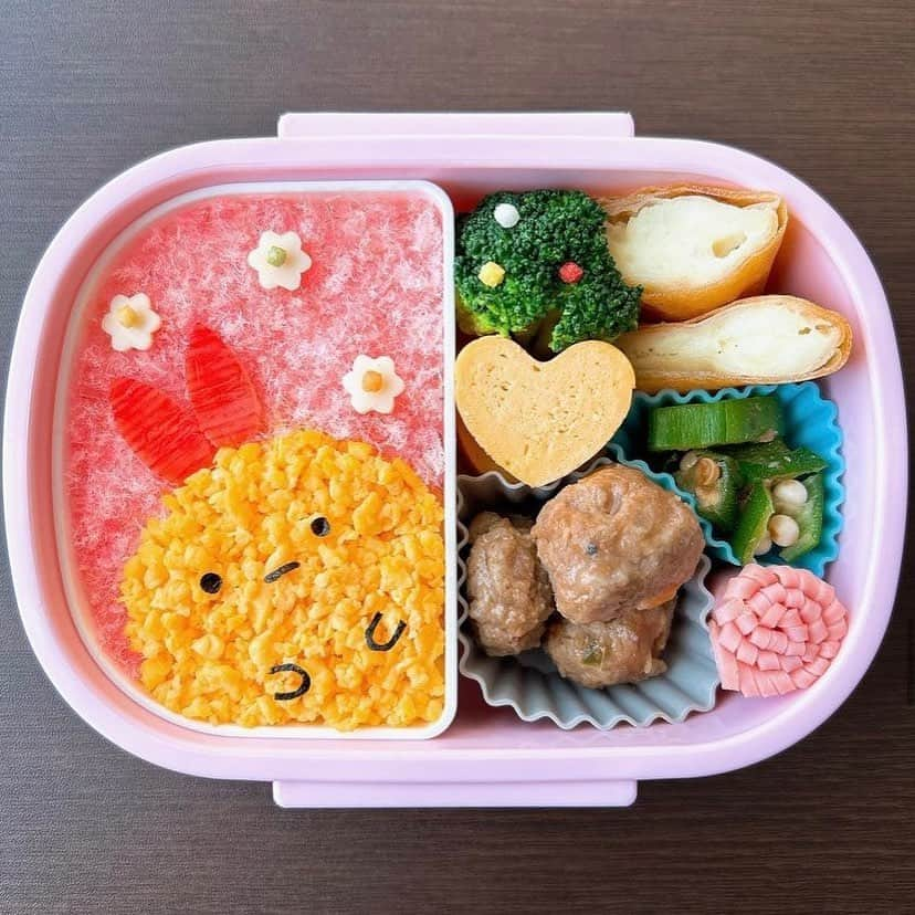 R i R y (リリー)さんのインスタグラム写真 - (R i R y (リリー)Instagram)「『可愛すぎる🌼すみっコぐらし弁当🍙』  可愛すぎるすみっコぐらし弁当をご紹介🍙 アイデアがつまったお弁当をぜひ参考にしてみてね🥕  ✴︎---------------✴︎---------------✴︎  ▶▶掲載する写真を募集中📸 カワイイ写真が撮れたら、@velle.jp をタグ付けするか、ハッシュタグ #velle_jp をつけて投稿してみてね✨ velle編集部と一緒にカワイイで溢れるvelleを創っていこう😚  ✴︎---------------✴︎---------------✴︎  #手作り弁当 #キャラ弁 #ランチボックス #手作り弁当 #手作りお弁当 #ピクニック弁当 #お弁当レシピ#キャラクター弁当 #おにぎり弁当#すみっコぐらし#すみっコぐらし弁当」9月23日 18時21分 - velle.jp