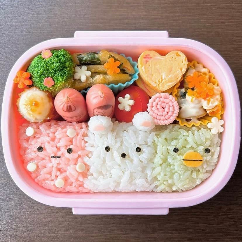 R i R y (リリー)さんのインスタグラム写真 - (R i R y (リリー)Instagram)「『可愛すぎる🌼すみっコぐらし弁当🍙』  可愛すぎるすみっコぐらし弁当をご紹介🍙 アイデアがつまったお弁当をぜひ参考にしてみてね🥕  ✴︎---------------✴︎---------------✴︎  ▶▶掲載する写真を募集中📸 カワイイ写真が撮れたら、@velle.jp をタグ付けするか、ハッシュタグ #velle_jp をつけて投稿してみてね✨ velle編集部と一緒にカワイイで溢れるvelleを創っていこう😚  ✴︎---------------✴︎---------------✴︎  #手作り弁当 #キャラ弁 #ランチボックス #手作り弁当 #手作りお弁当 #ピクニック弁当 #お弁当レシピ#キャラクター弁当 #おにぎり弁当#すみっコぐらし#すみっコぐらし弁当」9月23日 18時21分 - velle.jp