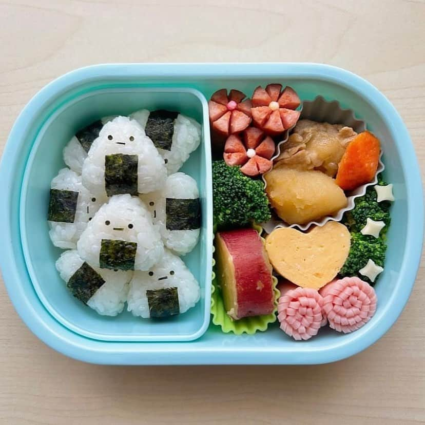 R i R y (リリー)さんのインスタグラム写真 - (R i R y (リリー)Instagram)「『可愛すぎる🌼すみっコぐらし弁当🍙』  可愛すぎるすみっコぐらし弁当をご紹介🍙 アイデアがつまったお弁当をぜひ参考にしてみてね🥕  ✴︎---------------✴︎---------------✴︎  ▶▶掲載する写真を募集中📸 カワイイ写真が撮れたら、@velle.jp をタグ付けするか、ハッシュタグ #velle_jp をつけて投稿してみてね✨ velle編集部と一緒にカワイイで溢れるvelleを創っていこう😚  ✴︎---------------✴︎---------------✴︎  #手作り弁当 #キャラ弁 #ランチボックス #手作り弁当 #手作りお弁当 #ピクニック弁当 #お弁当レシピ#キャラクター弁当 #おにぎり弁当#すみっコぐらし#すみっコぐらし弁当」9月23日 18時21分 - velle.jp