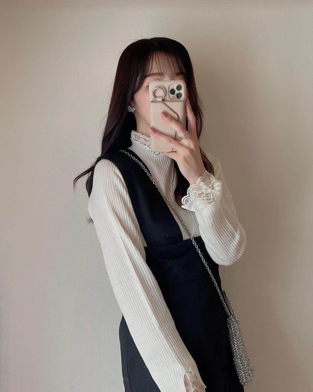 のインスタグラム：「. GeeRAのリブニットトップス🤍 @geera__official  柔らかく着心地の良いリブニット✨ 衿＆袖口レースが華やかで可愛いよ💕 カラバリも豊富で、 色違いで欲しくなる🤭🤍  タイムセールでお得になってるから チェックしてみてね！  商品番号🔍203962 . . . #GeeRA #geera_ootd #ジーラ  #ママコーデ #ママファッション #高見えコーデ #プチプラ高見えコーデ  #きれいめカジュアル #きれいめコーデ #キレイめコーデ #大人カジュアル #カジュアルコーデ #カジュアルファッション #きれいめカジュアル #キレイめカジュアル #プチプラコーデ #メロウトップス  #ハイネック #レイヤードスタイル #モノトーンコーデ #白黒コーデ #アンテプリマ #anteprima  #mamagirl #locari #partegram」
