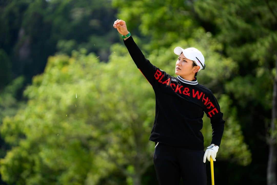 成田美寿々さんのインスタグラム写真 - (成田美寿々Instagram)「秋冬コラボモデルかみんぐすーん⛳️ まだあちくて着れないけど😜 #ブラックアンドホワイト #成田美寿々 #コラボモデル #ゴルフ #ゴルフ女子 #ゴルフスイング #ゴルフ初心者  #ゴルフスイング動画  #ごるふ女子 #ゴルフコーデ #ゴルフファッション」9月23日 18時21分 - misuzunarita