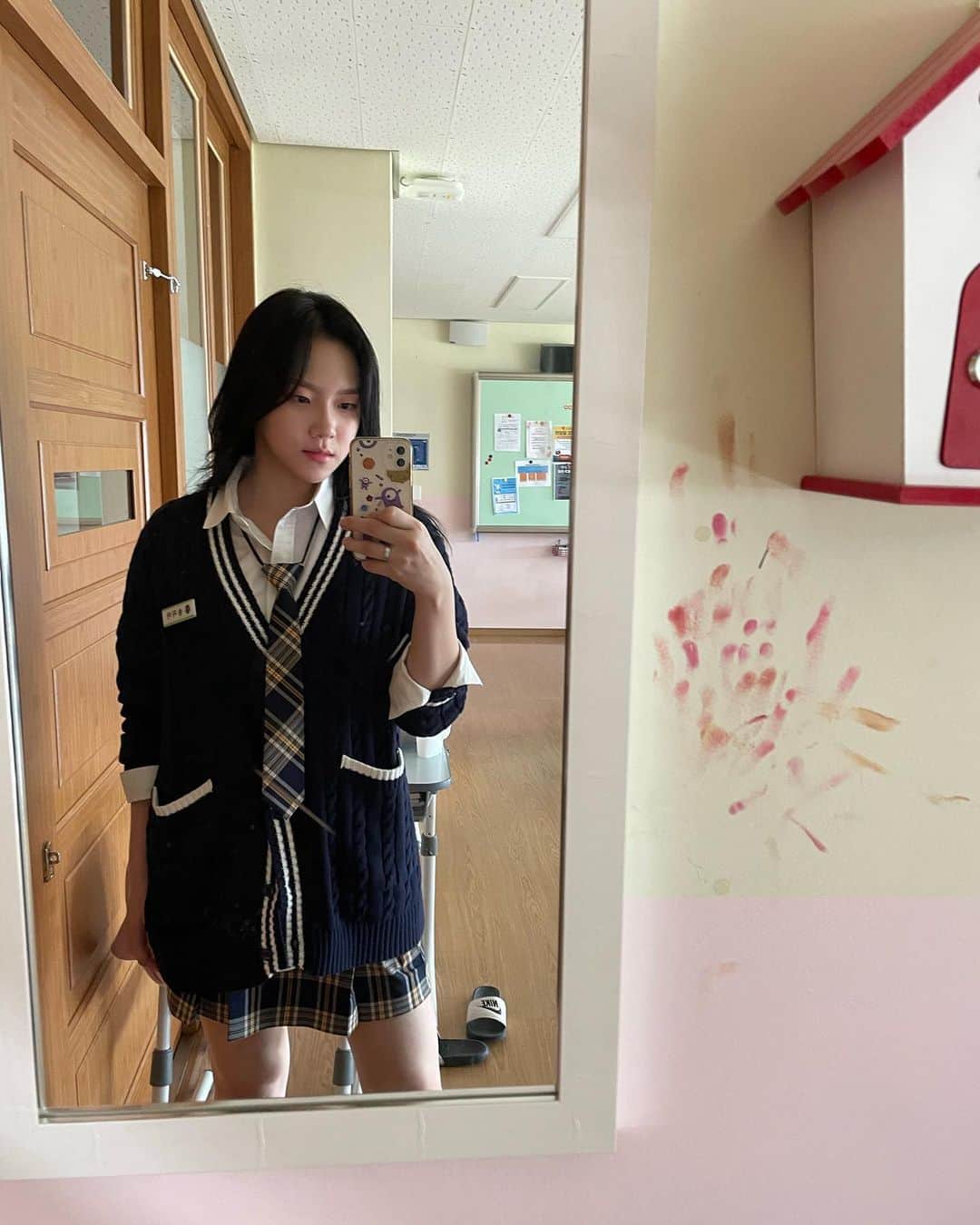 Ni Daのインスタグラム：「교실 거울 옆 틴트자국은 여전하구나 🥹  #7인의탈출 #송지아」
