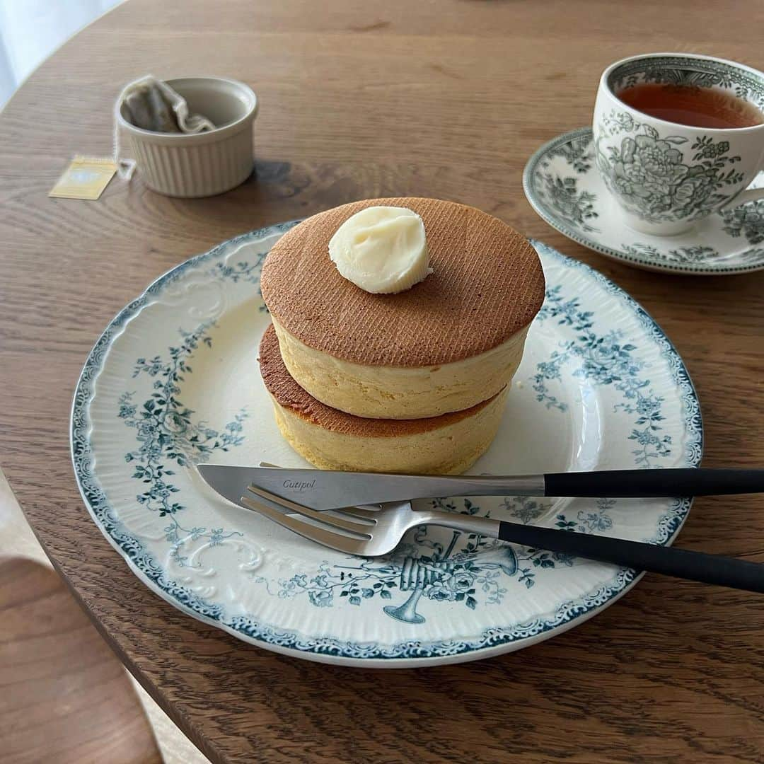 Aiさんのインスタグラム写真 - (AiInstagram)「. 𖠿ペドラブランカ戸越銀座店 ⁡ 大好きなホットケーキ屋さんが カフェスペース完備の店舗を復活オープンˎˊ˗ ⁡ 建物老朽化のため閉店してからは テイクアウト店や催事に通っていましたが これからは出来立てをゆっくりと 楽しめるようになって嬉しすぎる🥺♡ ⁡ ■ 米粉プレーンの焼きたてホットケーキとドリンクのセット／¥1,580 ⁡ 現在イートインで提供しているメニューは 米粉のホットケーキのみ☝️ ⁡ 表面はサッくっと 中はふんわり柔らか〜♡ 香ばしさとバターのコクがたまらない！ ⁡ 小麦のホットケーキも好きだから カフェメニューに増えるといいなぁ⟡.꙳  ホットケーキの提供は 30分ほど時間がかかるので 時間に余裕を持って行ってみてね𓌈˒˒ ⁡ ˳◌* ┈ ┈ ┈ ┈ ┈ ┈ ┈ *◌˳  ⁡ ペドラブランカ @pedrabranca.cafe  住所：東京都品川区平塚2-14-8 ⁡ ˳◌* ┈ ┈ ┈ ┈ ┈ ┈ ┈ *◌˳ ⁡ ⁡ #ペドラブランカ #ホットケーキ #パンケーキ #戸越銀座 #戸越銀座商店街 #戸越銀座グルメ #戸越銀座カフェ #カフェ巡り #カフェスタグラム #カフェ #スイーツ #おやつ #東京グルメ #東京ランチ #東京カフェ #甘党 #スイーツ部 #下午茶 #カフェ好きな人と繋がりたい #instafood #cafe #teatime #cafestagram #tokyocafe #pancakes」9月23日 18時21分 - ai_mahalo