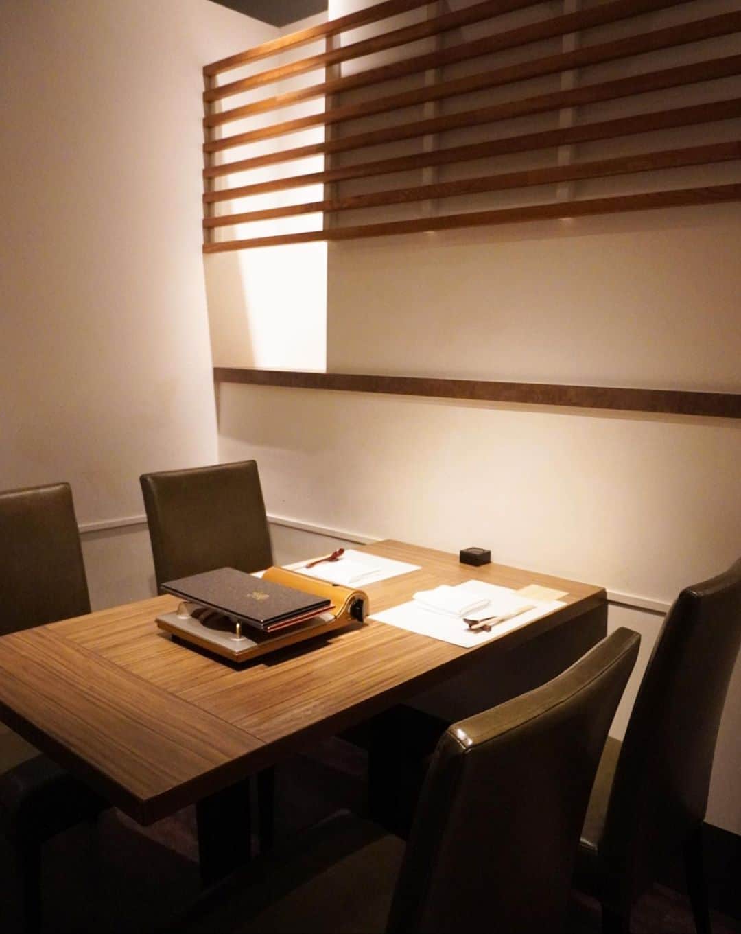 三好ユウさんのインスタグラム写真 - (三好ユウInstagram)「金蔦六本木店へ🍲  @tokyo.kintsuta  I went to the restaurant of the shabu-shabu in Roppongi. ⁡ 体力勝負な出張が待ち構えてる為お肉を投入🍖✈️ お鍋の季節到来ですね✨2回目の来訪です。 ⁡  一番人気の博多炊き肉鍋 九州産黒毛和牛三角×鹿児島県産黒豚「黒宝豚」 コース6 品を頂きました。 ⁡ メインの博多 炊き肉鍋は牛テールスープに 肉や野菜をしゃぶしゃぶの様に火を通して食べるお鍋。 ⁡ メニューも素材に拘り、 旬の食材を一番良いカタチで調理しているそう。 どれも本当に美味しい❤️ ⁡  バースデープレートも出して頂き 遠隔でちまどの弟さんの誕生日をお祝いしました🎂笑 ⁡ ⁡ ⚫︎生彩八寸《季節の前菜》 ⚫︎向付 ⚫︎炊き肉鍋 ⚫︎御食事《きねうち麺》 ⚫︎デザートプレート ⚫︎矢部和紅茶 ⁡ 内容、お味の割に価格がリーズナブル。 落ち着いた空間でお誕生日や女子会 ビジネス等多様な目的にぴったりかと思います。 ⁡  個室完備。しかも六本木駅30秒✨ 是非足を運んでみてくださいね☺️ ⁡ ⁡ #PR#kintsuta #金蔦 #金蔦六本木店 #しゃぶしゃぶ #六本木グルメ #六本木ディナー#六本木焼肉  #記念日ディナー#グルメ好きな人と繋がりたい #都内記念日#日本美食 #happybirthday l#tokyodinner#roppongi #東京美食⁡#旅游#여행스냅」9月23日 18時21分 - yuu_5240