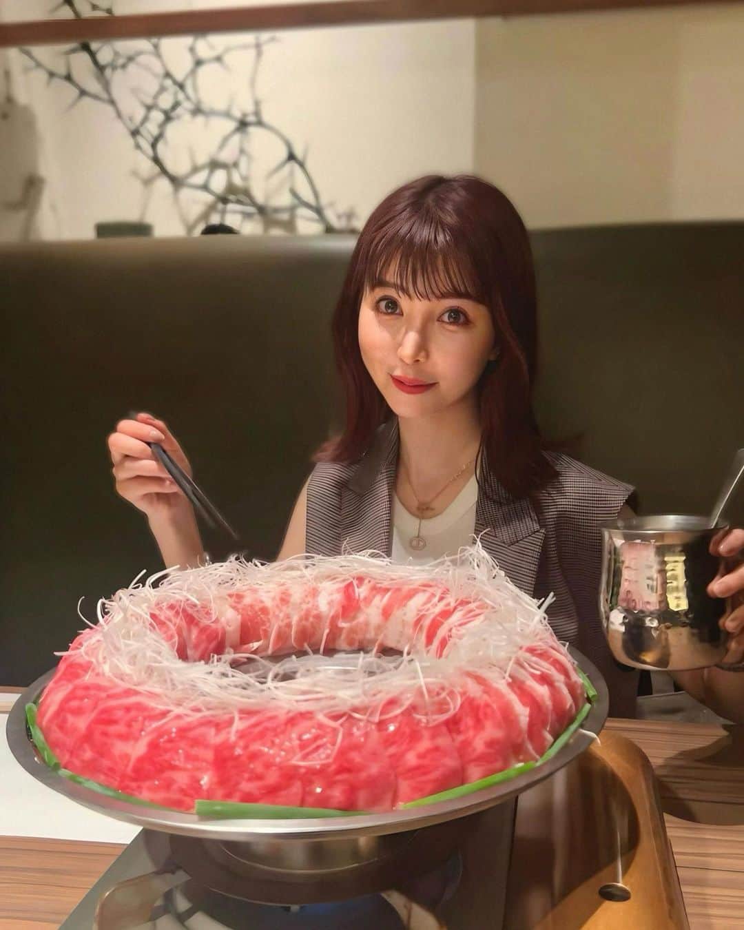 三好ユウさんのインスタグラム写真 - (三好ユウInstagram)「金蔦六本木店へ🍲  @tokyo.kintsuta  I went to the restaurant of the shabu-shabu in Roppongi. ⁡ 体力勝負な出張が待ち構えてる為お肉を投入🍖✈️ お鍋の季節到来ですね✨2回目の来訪です。 ⁡  一番人気の博多炊き肉鍋 九州産黒毛和牛三角×鹿児島県産黒豚「黒宝豚」 コース6 品を頂きました。 ⁡ メインの博多 炊き肉鍋は牛テールスープに 肉や野菜をしゃぶしゃぶの様に火を通して食べるお鍋。 ⁡ メニューも素材に拘り、 旬の食材を一番良いカタチで調理しているそう。 どれも本当に美味しい❤️ ⁡  バースデープレートも出して頂き 遠隔でちまどの弟さんの誕生日をお祝いしました🎂笑 ⁡ ⁡ ⚫︎生彩八寸《季節の前菜》 ⚫︎向付 ⚫︎炊き肉鍋 ⚫︎御食事《きねうち麺》 ⚫︎デザートプレート ⚫︎矢部和紅茶 ⁡ 内容、お味の割に価格がリーズナブル。 落ち着いた空間でお誕生日や女子会 ビジネス等多様な目的にぴったりかと思います。 ⁡  個室完備。しかも六本木駅30秒✨ 是非足を運んでみてくださいね☺️ ⁡ ⁡ #PR#kintsuta #金蔦 #金蔦六本木店 #しゃぶしゃぶ #六本木グルメ #六本木ディナー#六本木焼肉  #記念日ディナー#グルメ好きな人と繋がりたい #都内記念日#日本美食 #happybirthday l#tokyodinner#roppongi #東京美食⁡#旅游#여행스냅」9月23日 18時21分 - yuu_5240