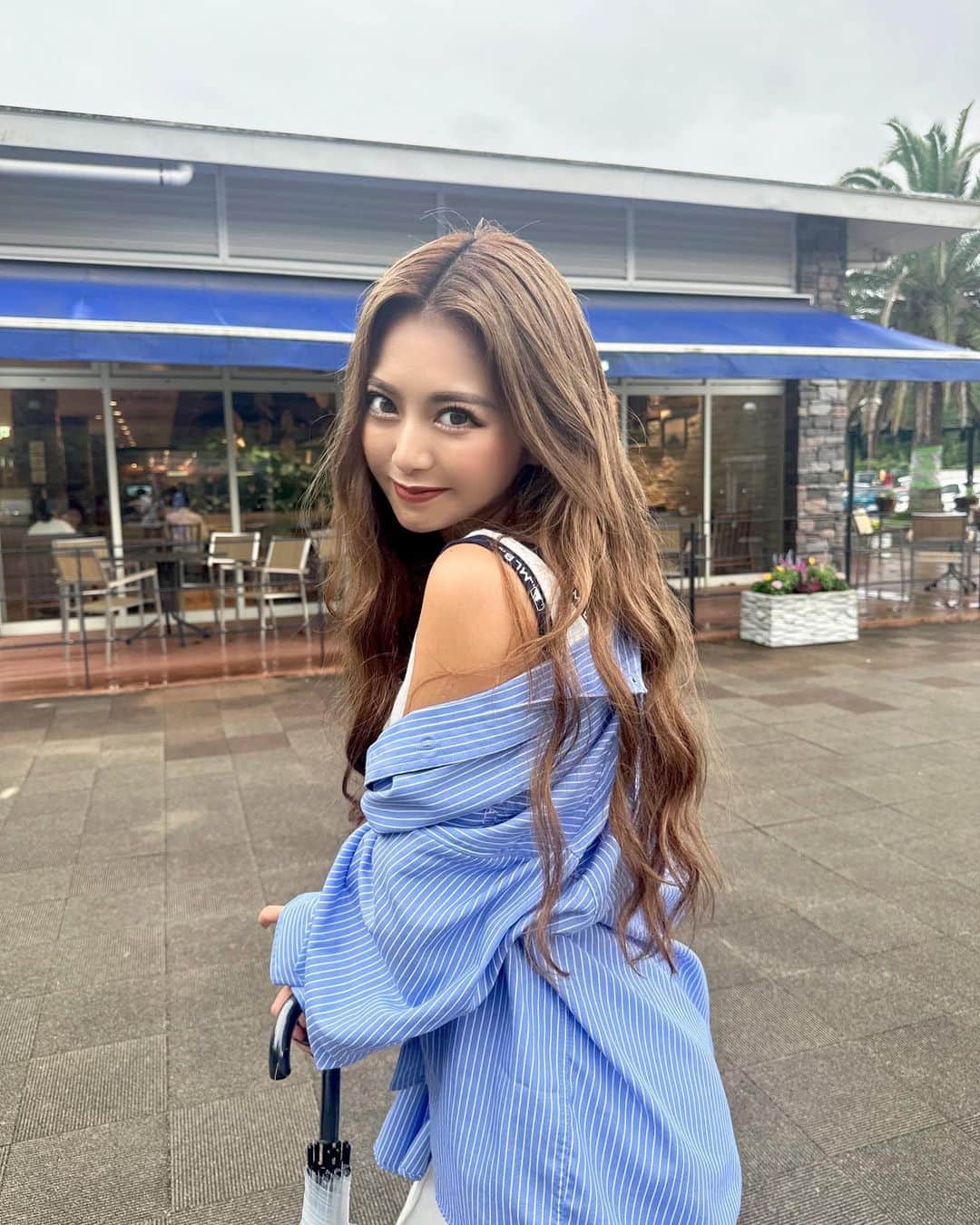 なかむらあんのインスタグラム：「雨の日はブルーなコーデ☔️💙  あ！カラコン小さくて、マツエクオフしてしまいました👀 めっちゃナチュ期間です🙋‍♀️笑」