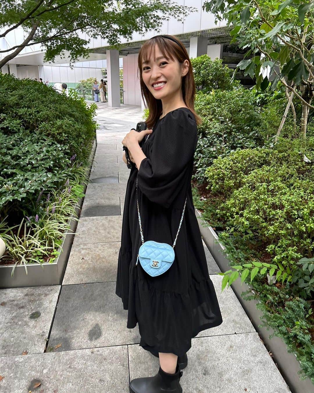 三秋里歩（小谷里歩）さんのインスタグラム写真 - (三秋里歩（小谷里歩）Instagram)「. 雨の日☔︎だったので レインブーツを履いたのに 一滴も雨が降りませんでした☺︎☀︎ 確か前にもこんな日があったような…🤔  少し涼しくなってきたから 過ごしやすくて嬉しい☺️❣️  そして、最近気づけば何故か黒の服ばっかり🐦‍⬛」9月23日 18時35分 - ripopo_824