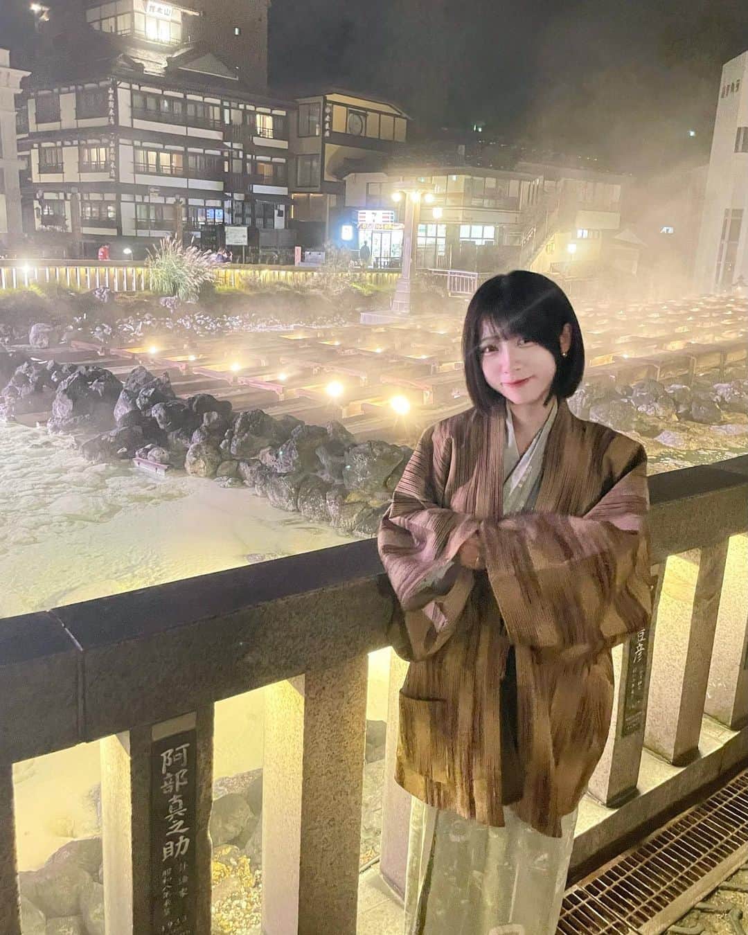 三野宮鈴のインスタグラム：「草津の湯畑消灯の0：00ギリギリ 狙って行ったら貸切できたぜ♨️」