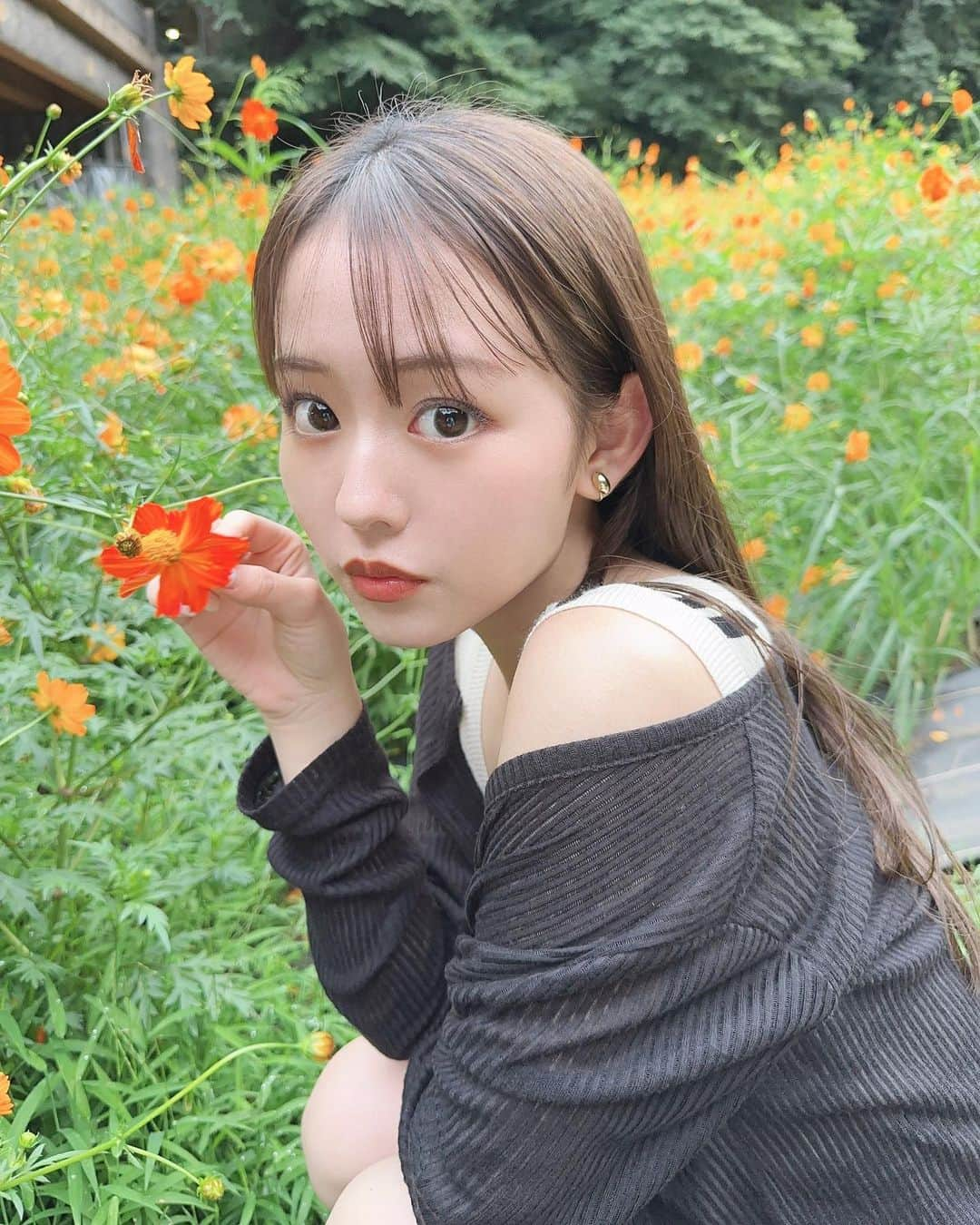 河野まひるのインスタグラム：「まひるのお花🧡  #jk#jk3#ljkブランド#jkの素敵な思い出#高校生#高3#hair#ファッション#オシャレ#コーデ#fashion#code#河野まひる#女子高生#お花畑#お花」