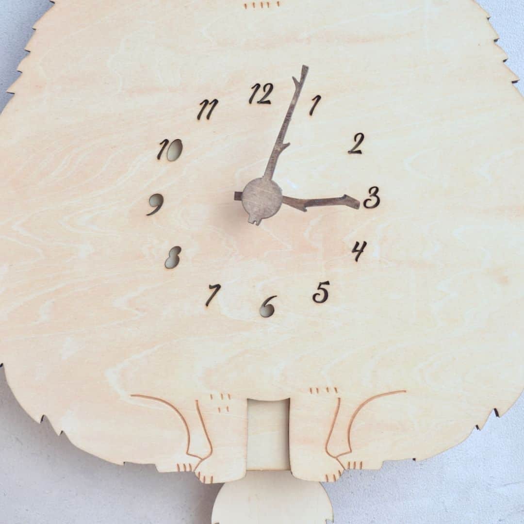 minneさんのインスタグラム写真 - (minneInstagram)「ご機嫌なネコさんの振り子時計  しっぽがフリフリ揺れる木製の掛け時計。 シナ材の木目が優しく、薄い木材を重ねているため軽く、画鋲1本で気軽に飾ることができます。  ネコ好きにはたまらない時計！ギフトにもおすすめです。  ▶️詳細は @minne_official のプロフィールリンクから  ＊ーーーーー  🏠Cinematic Forestさん（ @cinematicforest ） 「動物のデッサンをもとに、やわらかいカットラインで木材を切断・彫刻し、木製時計などをつくっています。 木目の美しさと動物たちの存在感を楽しみながら、心地よい時間を過ごしてみませんか？」 https://minne.com/cinemaforest  ＊ーーーーー  🔍プレーン猫＊立ち耳＊ロング＊レギュラーサイズの時計 木製 振り子時計 掛け時計 https://minne.com/items/21950109  #時計 #掛け時計 #木製 #振り子時計 #ネコ #猫 #clock #インテリア #木製インテリア #ネコモチーフ」9月23日 18時30分 - minne_official