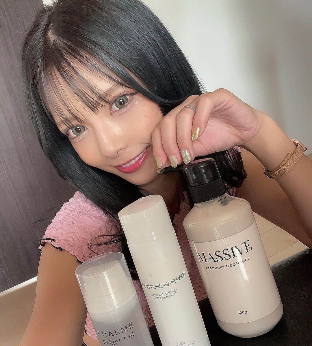 ちひろさんのインスタグラム写真 - (ちひろInstagram)「.  最近使ってるもの🧴‎◌𓈒𓐍  シャンプーとヘアパック！  ハチミツ🍯とヨーグルト成分配合で髪の毛に潤いを🥹💓  お風呂で洗い流してもいいし、上がってタオルドライ後に使用しても🙆‍♀️✨  透明のもタオルドライ後に使用してるんだけど髪の毛しっとりする！前髪とてっぺんは付けすぎ注意だよ|(￣3￣)|  毛先は全然✋😊あたしは傷んでるからたくさん🤣  これから使い続けて効果を見ていくよ😀   #MASSIVE  #LadiesLead #シャンプー #ヘアオイル #ヘアケア #ヘアパック   #ファッション  #コーデ  #ファッションコーデ  #ootd」9月23日 18時30分 - chihiro_grm