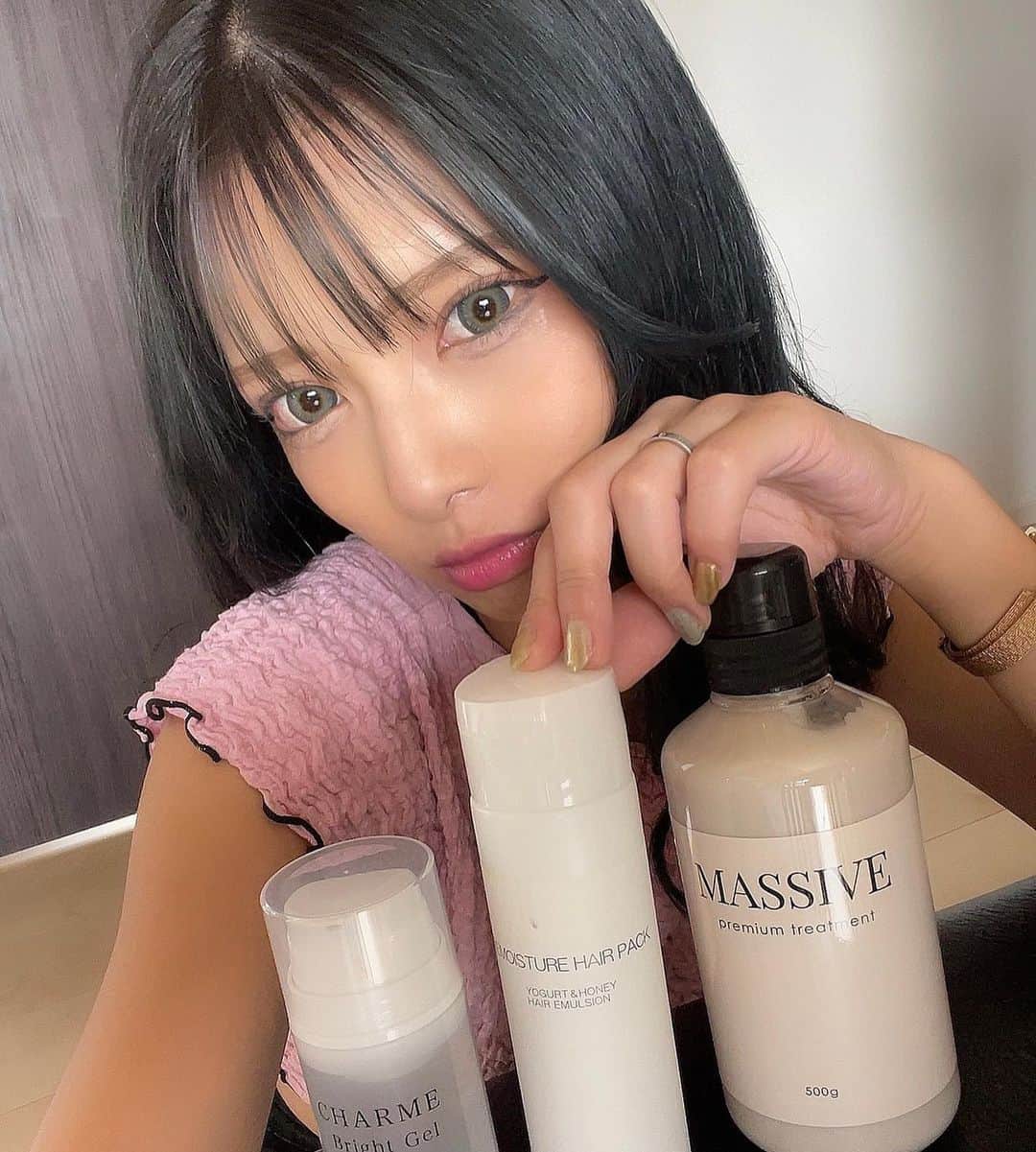 ちひろさんのインスタグラム写真 - (ちひろInstagram)「.  最近使ってるもの🧴‎◌𓈒𓐍  シャンプーとヘアパック！  ハチミツ🍯とヨーグルト成分配合で髪の毛に潤いを🥹💓  お風呂で洗い流してもいいし、上がってタオルドライ後に使用しても🙆‍♀️✨  透明のもタオルドライ後に使用してるんだけど髪の毛しっとりする！前髪とてっぺんは付けすぎ注意だよ|(￣3￣)|  毛先は全然✋😊あたしは傷んでるからたくさん🤣  これから使い続けて効果を見ていくよ😀   #MASSIVE  #LadiesLead #シャンプー #ヘアオイル #ヘアケア #ヘアパック   #ファッション  #コーデ  #ファッションコーデ  #ootd」9月23日 18時30分 - chihiro_grm