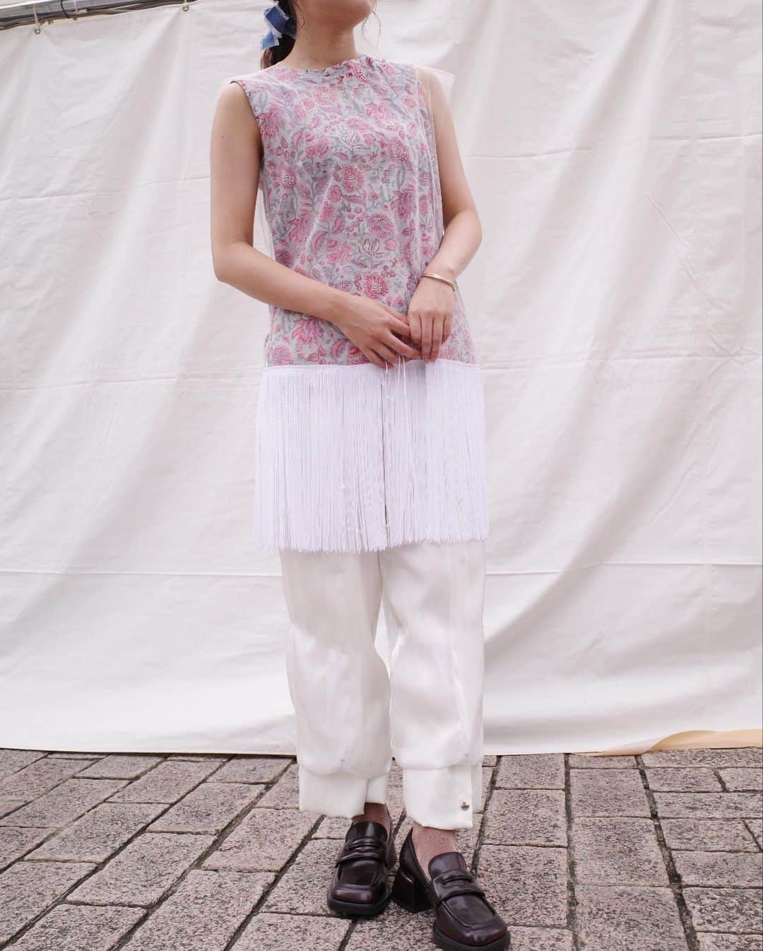 中川絵美里さんのインスタグラム写真 - (中川絵美里Instagram)「🛣️  ハイウェイフェスタとうほく2023 2日目の衣装を載せるのが遅くなってしまいました！！  普段はピンクや花柄のようなガーリーなものは滅多に着ませんが、イベントだったので華やかに☺︎  衣装 tops&pants @natsumi.okumura accessory  @atelierkaoru_official   質問がきていた髪飾りはヘアメイクさんが生地屋でゲットしてくれたデニム風の紐です🪢  カメラの設定を明るく？しすぎて、スタジオで撮影したかのような写真に😂  #ハイウェイフェスタとうほく#nexco東日本」9月23日 18時31分 - emiri_nakagawa