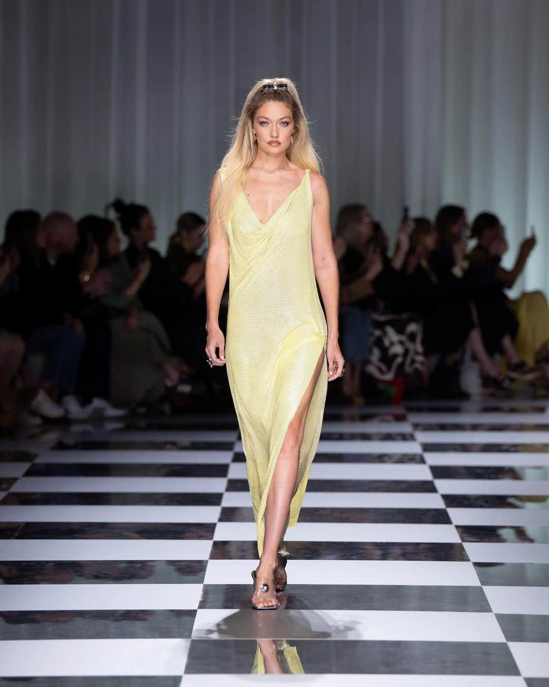 ドナテラ・ヴェルサーチのインスタグラム：「Fresh and graphic. This is a Versace summer with color and shine, tailoring and soft draping. I love the contrast between boxy suits and the transparency of an evening dress; matte sorbet tweeds and shiny metal mesh. The craftsmanship lessons of the Atelier are applied to achieve something super refined. This collection is joyful and sharp. The Versace woman is free and vibrant 💛」