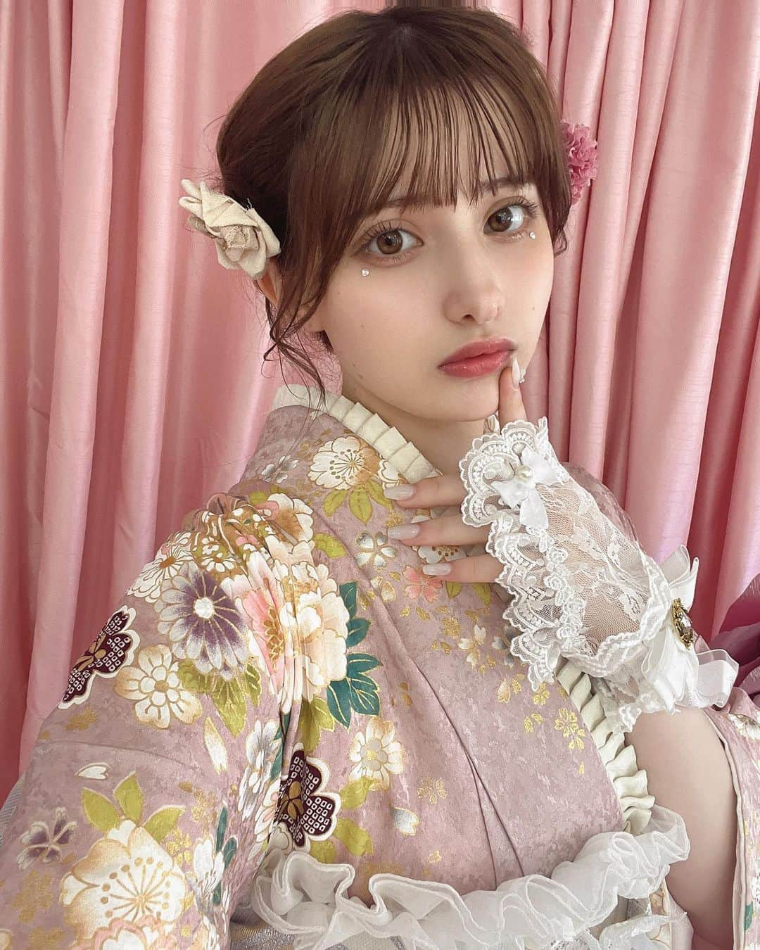 エイミーさんのインスタグラム写真 - (エイミーInstagram)「🩷🤍  KIMONO LARME🥹🤍 振袖可愛すぎました…🤍 撮影も可愛くって楽しかった🩷 ・ ・ ・  #LARME #KIMONOLARME #ラルム #着物ラルム #振袖 #振袖ヘア #振袖レンタル #振袖前撮り #振袖コーディネート #成人式 #成人式振袖」9月23日 18時33分 - amy__1021