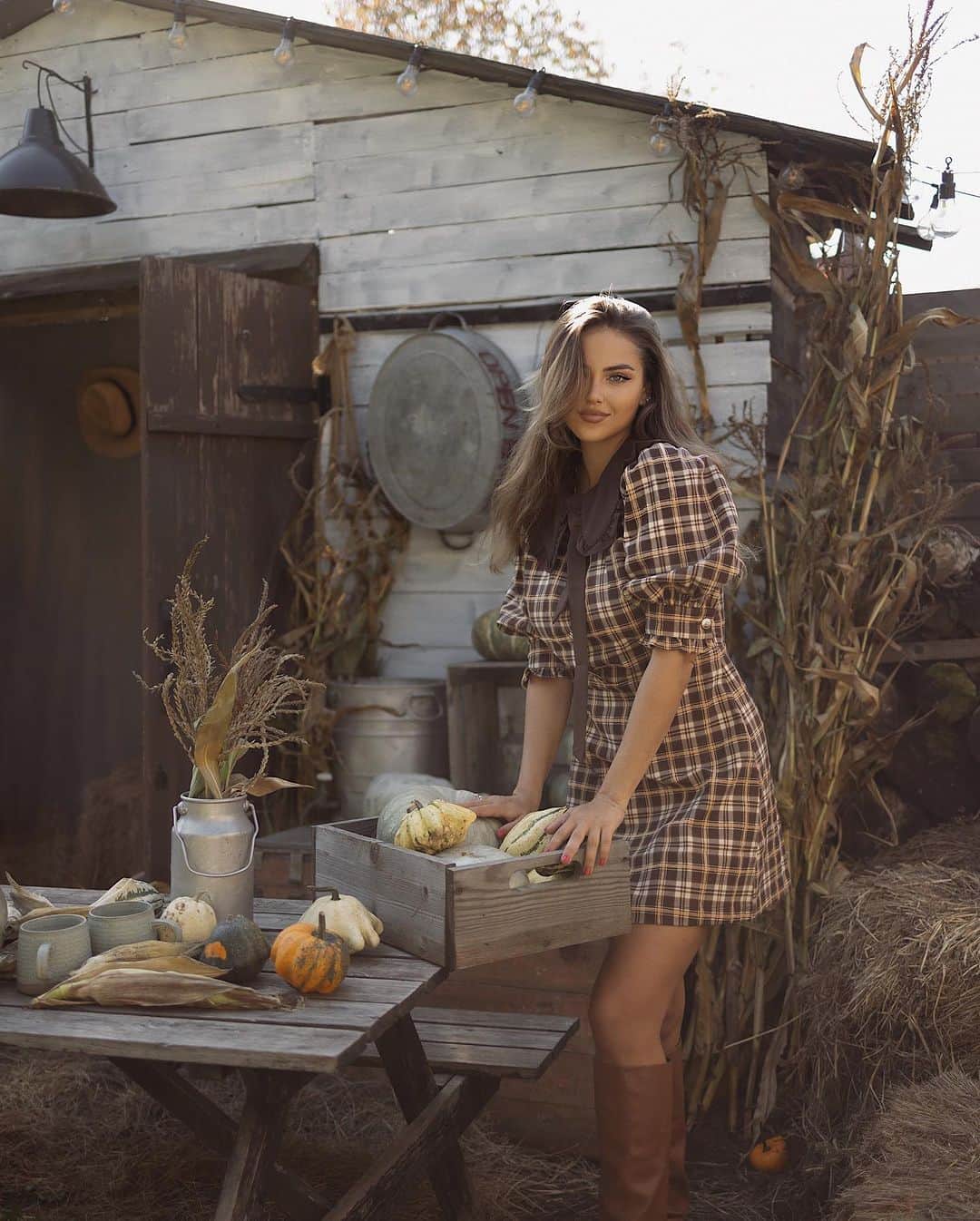 のインスタグラム：「Сozy season🍂 Начинается время самого теплого и уютного контента🍁Теперь одна из самых моих 🤍 съемок, дедушка сказал, что третий кадр его самый любимый, а у вас? 👇🏽」