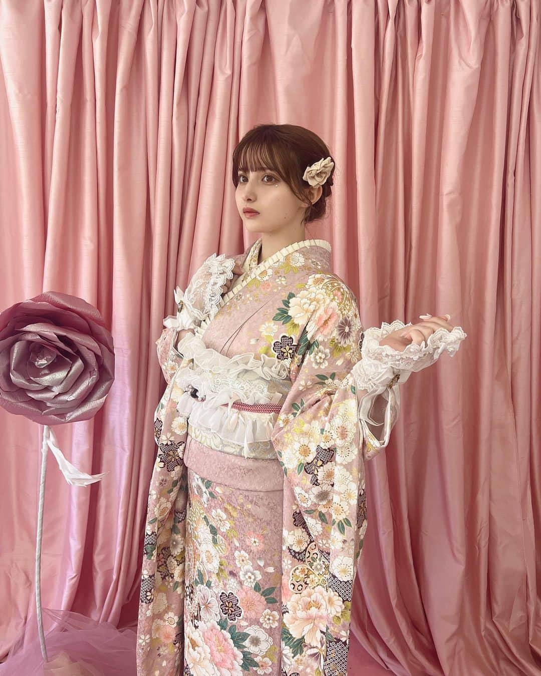 エイミーのインスタグラム：「🩷🤍  KIMONO LARME🥹🤍 振袖可愛すぎました…🤍 撮影も可愛くって楽しかった🩷 ・ ・ ・  #LARME #KIMONOLARME #ラルム #着物ラルム #振袖 #振袖ヘア #振袖レンタル #振袖前撮り #振袖コーディネート #成人式 #成人式振袖」