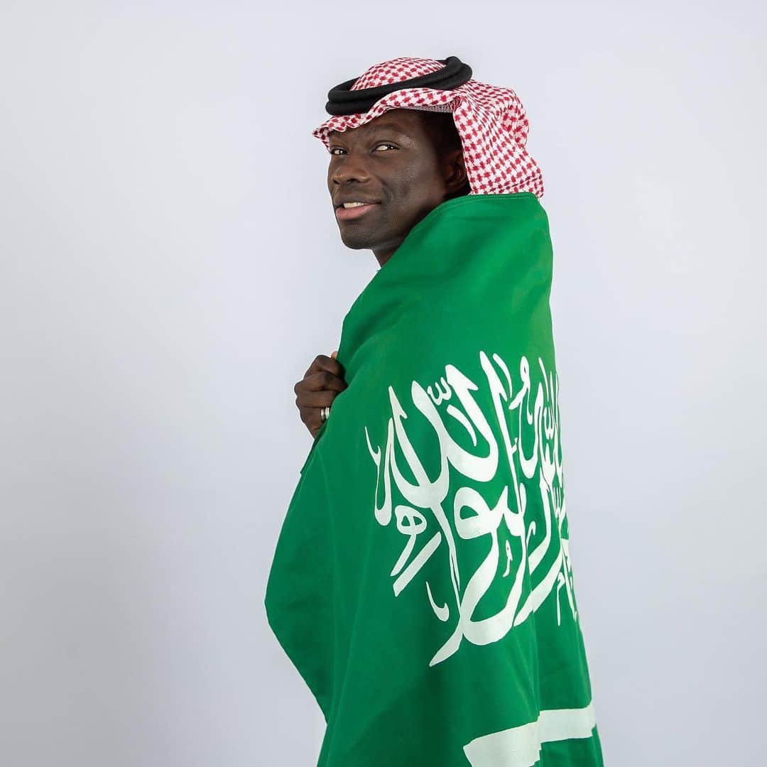 バフェティンビ・ゴミスのインスタグラム：「Happy National Day to my fellow Saudis! 🇸🇦 Let us celebrate our achievements and look forward to a brighter future together. I have spent amazing years in the Kingdom of Saudi Arabia and have great memories of this wonderful country . Thank you very much for making me feel like I am one of you wherever I go. 🤍💚🤍  Wishing all my brothers and sisters a joyful and memorable Saudi National Day!  ‏🇸🇦 ابارك لإخواني السعوديين باليوم الوطني! 🇸🇦 دعونا نحتفل بإنجازاتنا ونتطلع إلى مستقبل أكثر إشراقًا معًا. لقد أمضيت سنوات رائعة في المملكة العربية السعودية و احمل معي ذكريات رائعة عن هذا البلد. شكرًا جزيلاً لكم على جعلي أشعر وكأنني واحد منكم أينما ذهبت. 🤍💚🤍  أتمنى لجميع إخوتي وأخواتي يومًا وطنيًا سعوديًا بهيجًا لا يُنسى!」