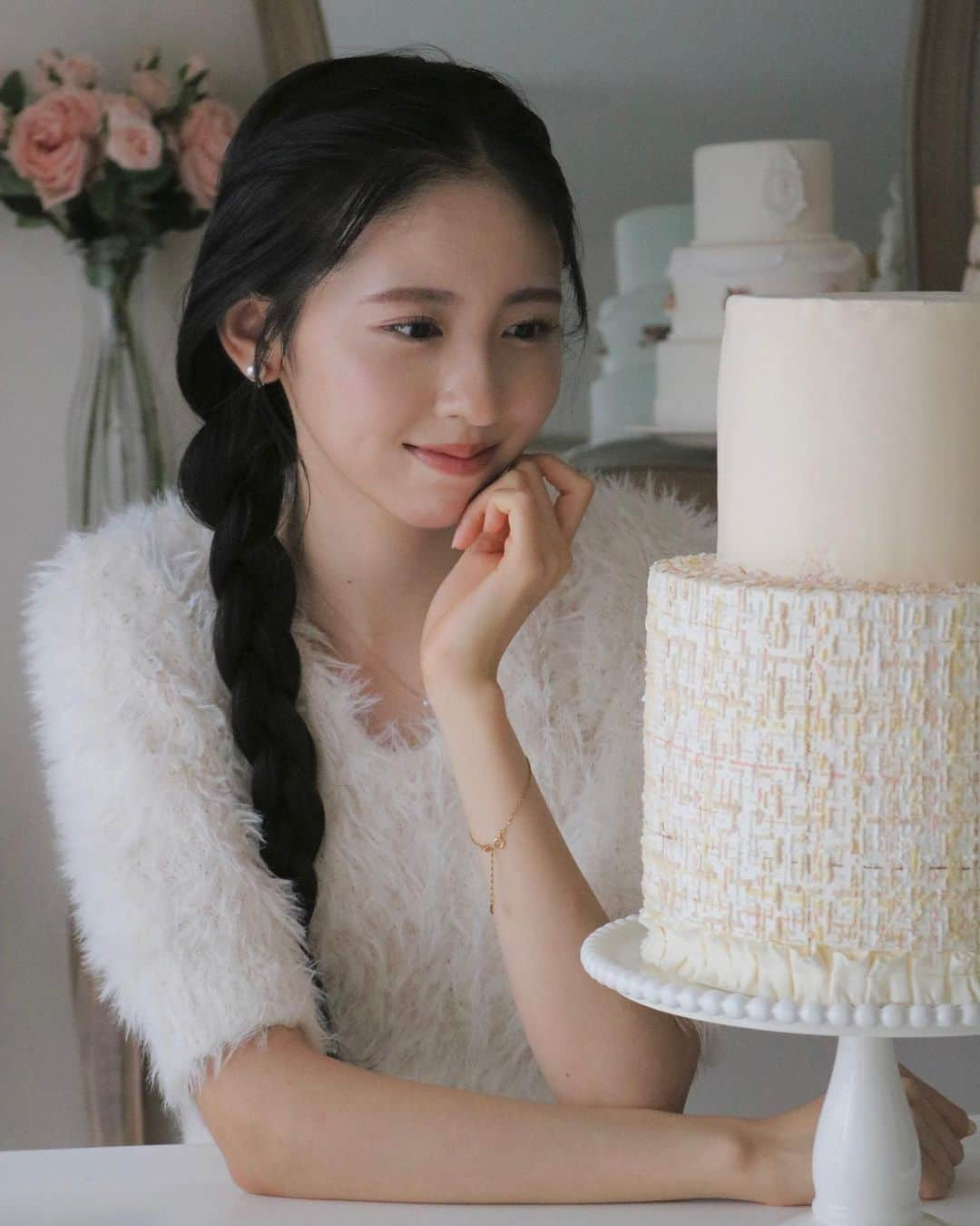 入江美沙希のインスタグラム：「秋らしいケーキを作りたくて少し前から制作してたものをお披露目...ツイードケーキ🌙🐰 ⁡ ツイードは全て手作業で書いたの！ 華やかになるようにピンクやブラウン、ベージュなど色んな色を重ねてみました♡ ⁡ ⁡ 今日は涼しくて過ごしやすかったし、もう秋ですね🐿☕️ ⁡ ⁡ ⁡ ⁡ ⁡ ⁡ ⁡ ⁡ ⁡ ⁡ ⁡ ⁡ ⁡ ⁡ ⁡ ⁡ ⁡ ⁡ ⁡ ⁡ ⁡ ⁡ ⁡ ⁡ ⁡ ⁡ ⁡ ⁡ ⁡ ⁡ ⁡ ⁡ ⁡  #クラフト#趣味 #ケーキ#リリーブラウン#ブラウス#秋服#秋コーデ#秋ファッション#秋ブラウス#巻き髪#ゆる巻#韓国ヘア#韓国ヘアアレンジ#ヨシンモリ#前髪なし#ガーリーコーデ#ガーリーファッション#ガーリーヘア#フレンチガーリー#フレンチガーリーコーデ#フレンチガーリーヘア#韓国コーデ#韓国ファッション#高校生#06#jk2#jk#Japan#大阪」