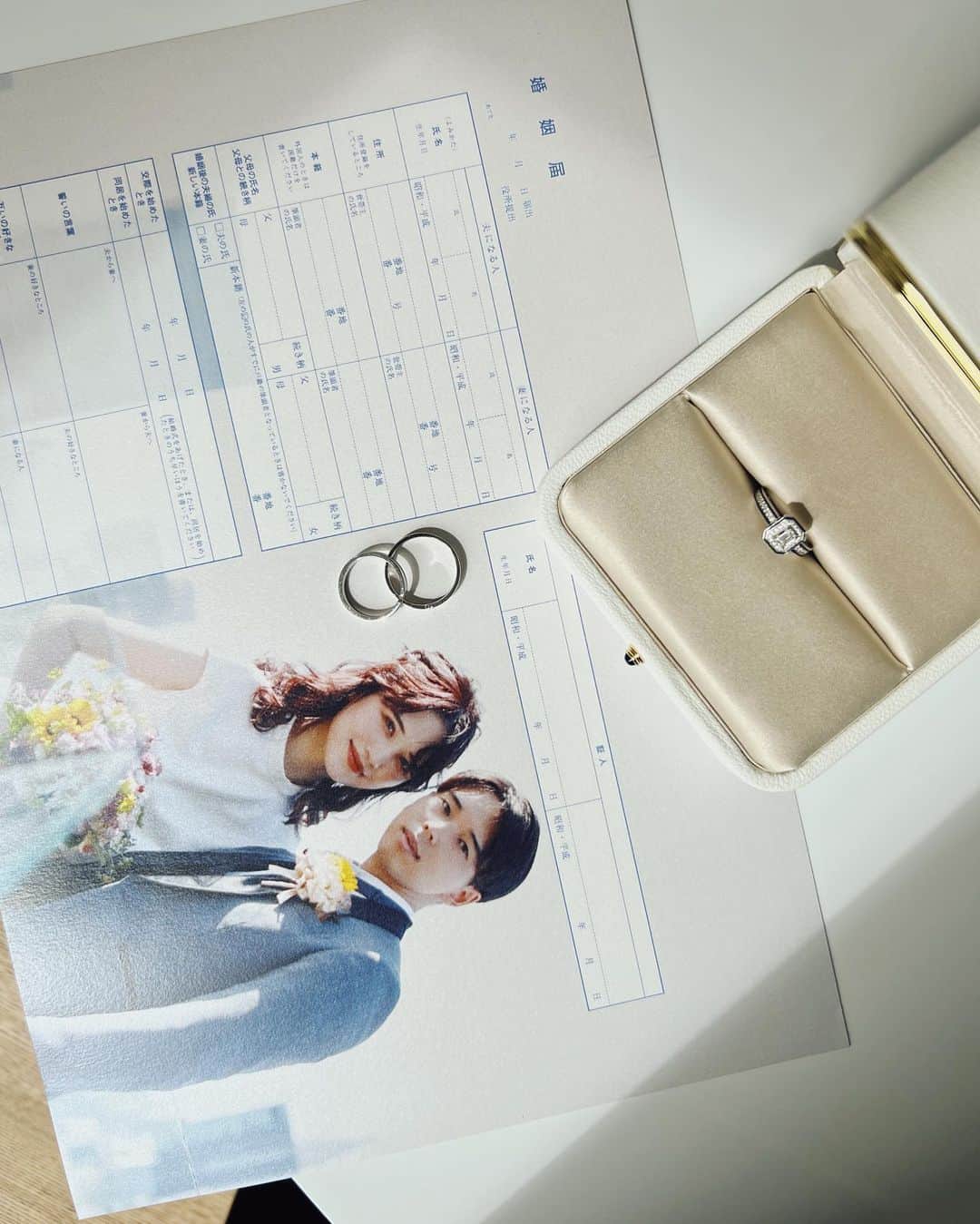 金光みり愛のインスタグラム：「ストーリーに載せたらみんなからたくさんDMをいただいた婚姻届について🖋🕊✨  婚姻届はオリジナルで作りたいなぁ💭と以前から思っていて、実は婚約してすぐくらいに @konin_todoke さんに制作を依頼してました💐  写真は以前2人でブライダルモデルを したときのものを使わせていただきました👰🏻‍♀️🌸  役所に提出する分とは別に、 記念で保管しておくものも作ったよ🫶🏻 世界に一つだけのデザインにできるのいいよね🥰💐  2枚目の写真は2人で記入した時の記念写真😂📸  これから婚姻届を書く予定がある方 是非参考にしてみてください🥰💍  #婚姻届#婚姻届製作所」
