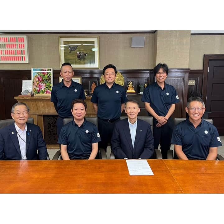 のインスタグラム：「【知事活動報告】 那賀ライオンズクラブの熊井智一会長はじめ役員の皆さんとOBの山田正彦県議が来庁。那賀ライオンズ設立60周年の記念清掃奉仕大作戦を地域の小学生と実施するそうです。ボランティア活動を通じてプラスチックごみ問題を身近に感じてもらう目的とのこと。県庁でもプラごみ問題に対応して給水スポットを2カ所設置しています。  #和歌山県 #ライオンズクラブ #ボランティア #プラスチックごみ」