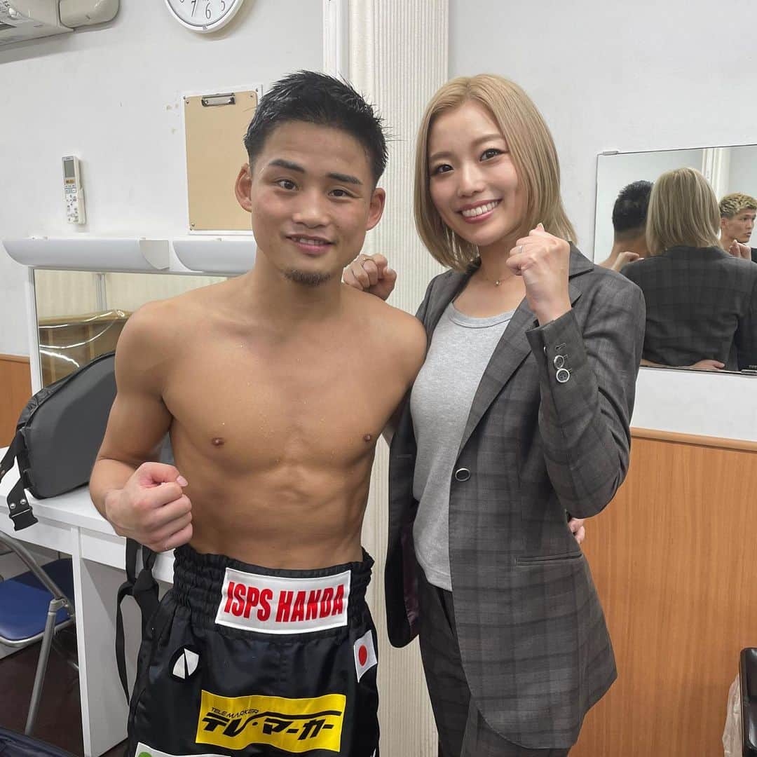 あきまっくすのインスタグラム：「無事勝利しました🥊🔥 本当におめでとう🙏🏽🔥 最高にかっこよかったです！！！ . 今回もメンタルや減量の調整など、自己管理の達人でした。 プロやなぁーと改めて感心＆尊敬した準備期間でした🌼 . 応援してくださった皆さま 本当にありがとうございました🙏🏽❤️🔥 . 次の準備をする前に ちょっとゆっくりしてきまーす✈️💓 . . . #3RKO勝利 #ボクシング #京口紘人 #ワタナベボクシングジム」