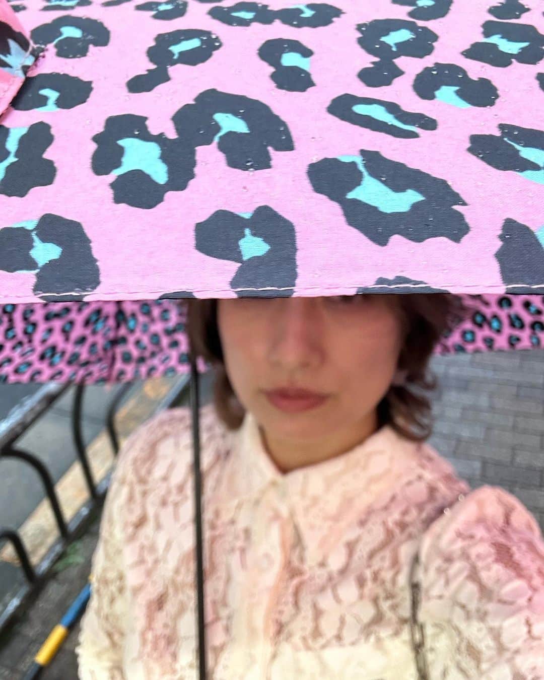 佐田真由美のインスタグラム：「原宿でプリクラからのメキシカンからの🫔🍺高円寺で古着巡りで楽しんだ日 傘買いました🐆🩷 レースシャツを今日着てみた！！あまりフェミニンにならない様に（ならないか💦）スニーカー合わせたが、撮れてない😆 アクセは全て @enasoluna_official  今日発売の！ Tシャツもらえるよう」