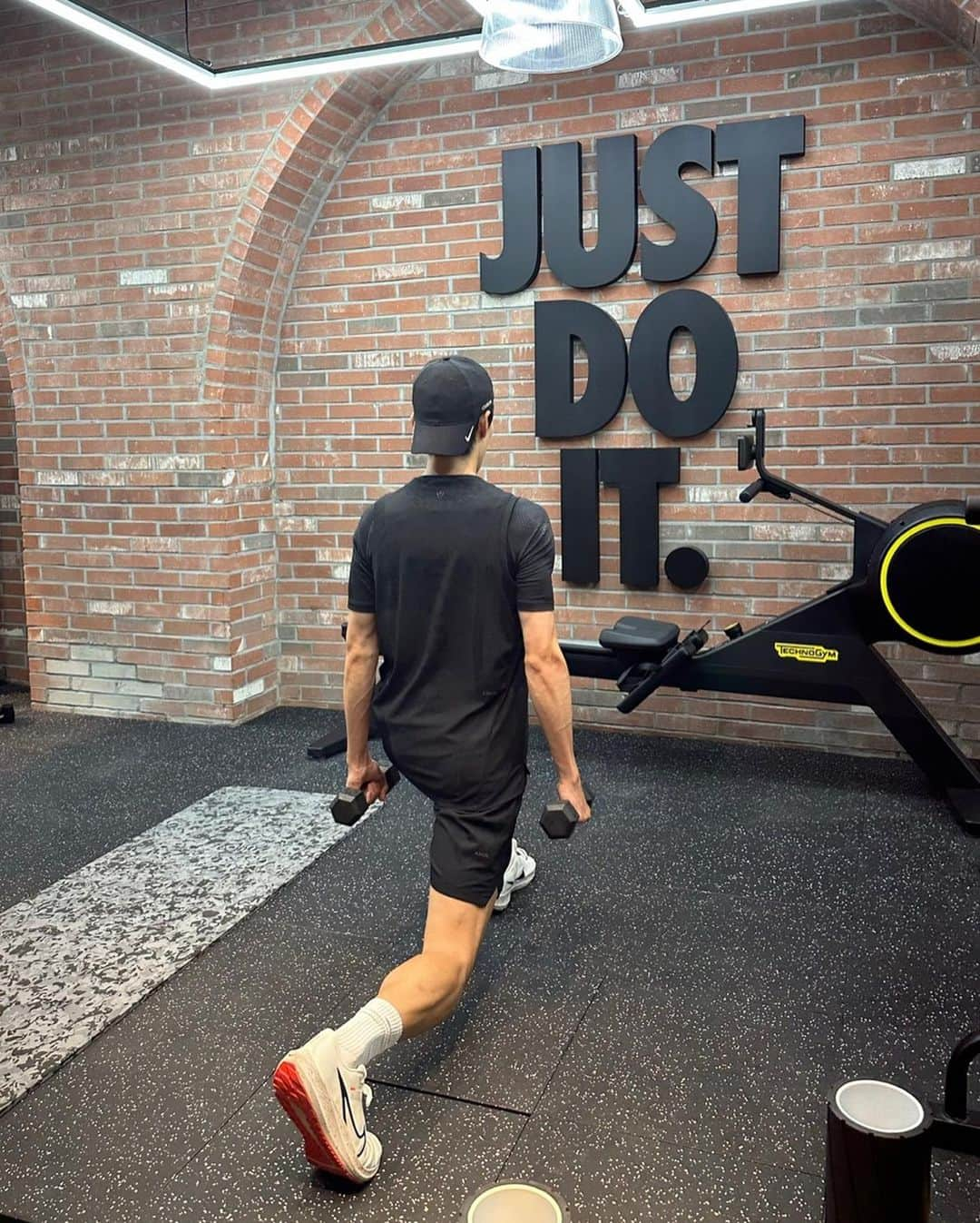 リュ・ジュニョルさんのインスタグラム写真 - (リュ・ジュニョルInstagram)「Running changes everything! 💪 Training for Chicago Marathon with @nikeseoul」9月23日 18時40分 - ryusdb