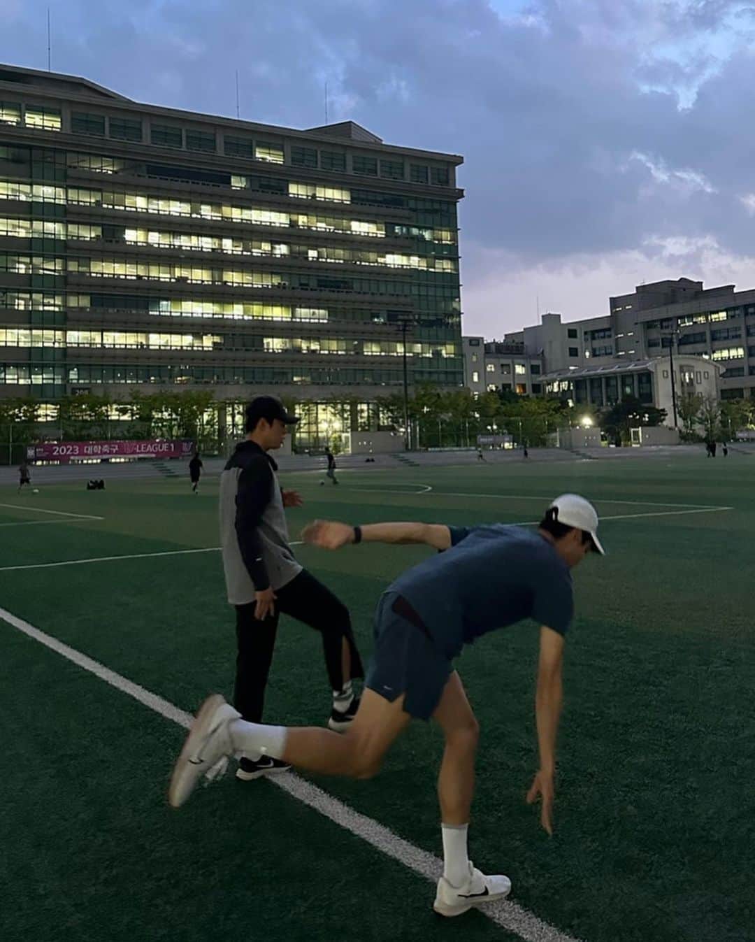 リュ・ジュニョルのインスタグラム：「Running changes everything! 💪 Training for Chicago Marathon with @nikeseoul」