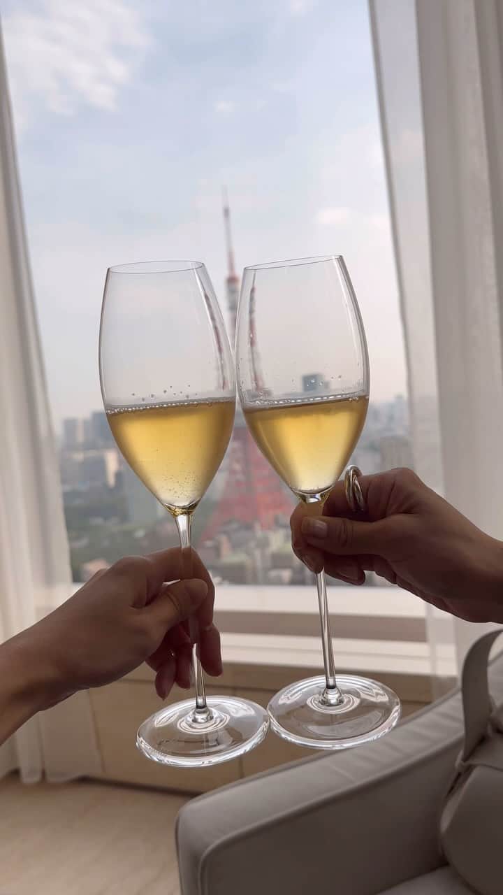 のインスタグラム：「アフリカのどこかでチアーズ。  あらゆる場所でやったらもはやチンする？が口癖になった😂  @tanakaofficial  #りなお旅#705_trip #アフリカ旅」