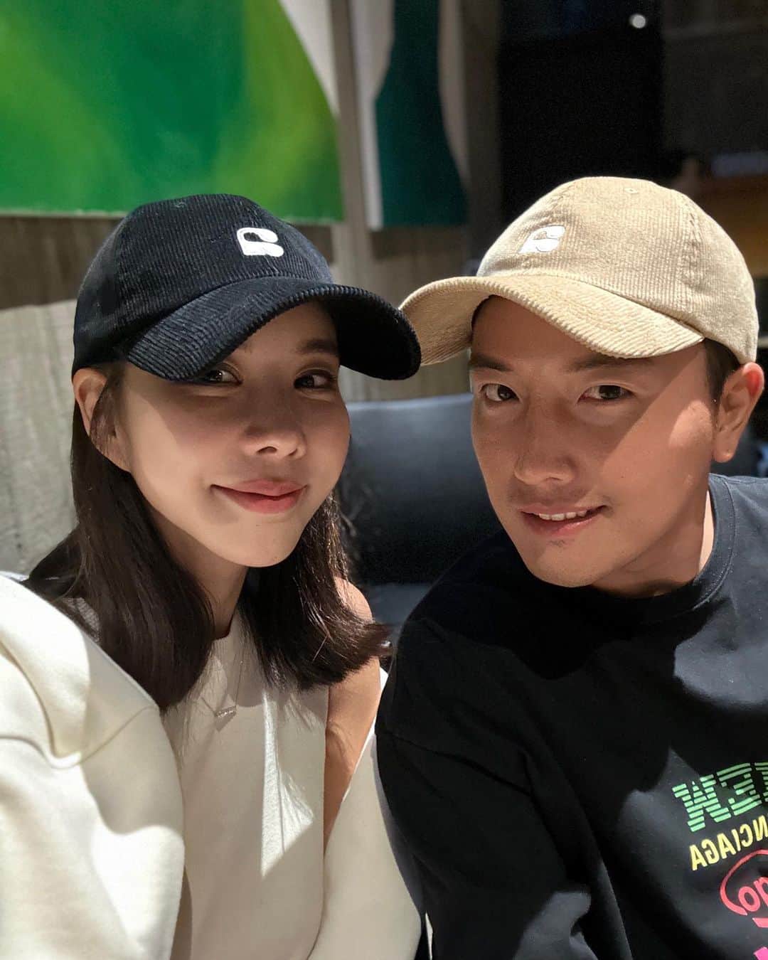 キム・ジュニのインスタグラム：「땡볕에 가을옷입고 촬영하고 그래도 주말이니까 데이트 기분은 내자 하고 그동안 신랑이랑 둘이 와보고 싶었던 황인용 music space camerata  음악감상실(?)에 왔어요 🫢 엄청나게 비싼 스피커에 눈이 휘둥그레 조용히 음악 감상하는 분위기도 너무 좋고 간만에 신랑이랑 데이트하는 기분 넘 좋은데요?  이번주는 금요일에 연차도 쓰고 주말에 일하다가 데이트도 하고! 저도 좀 사람답게(?) 여유시간을 내어보기로 했는데 여전히 “나 이렇게 한가하게이래도 되나?” 싶은 마음이지만 조금씩 내려놓기 연습을 해보려고 해요 일은 내려놓고 마음이 편해질때는 그날이 10년안엔 오겠죠?🤣🤣🤣」
