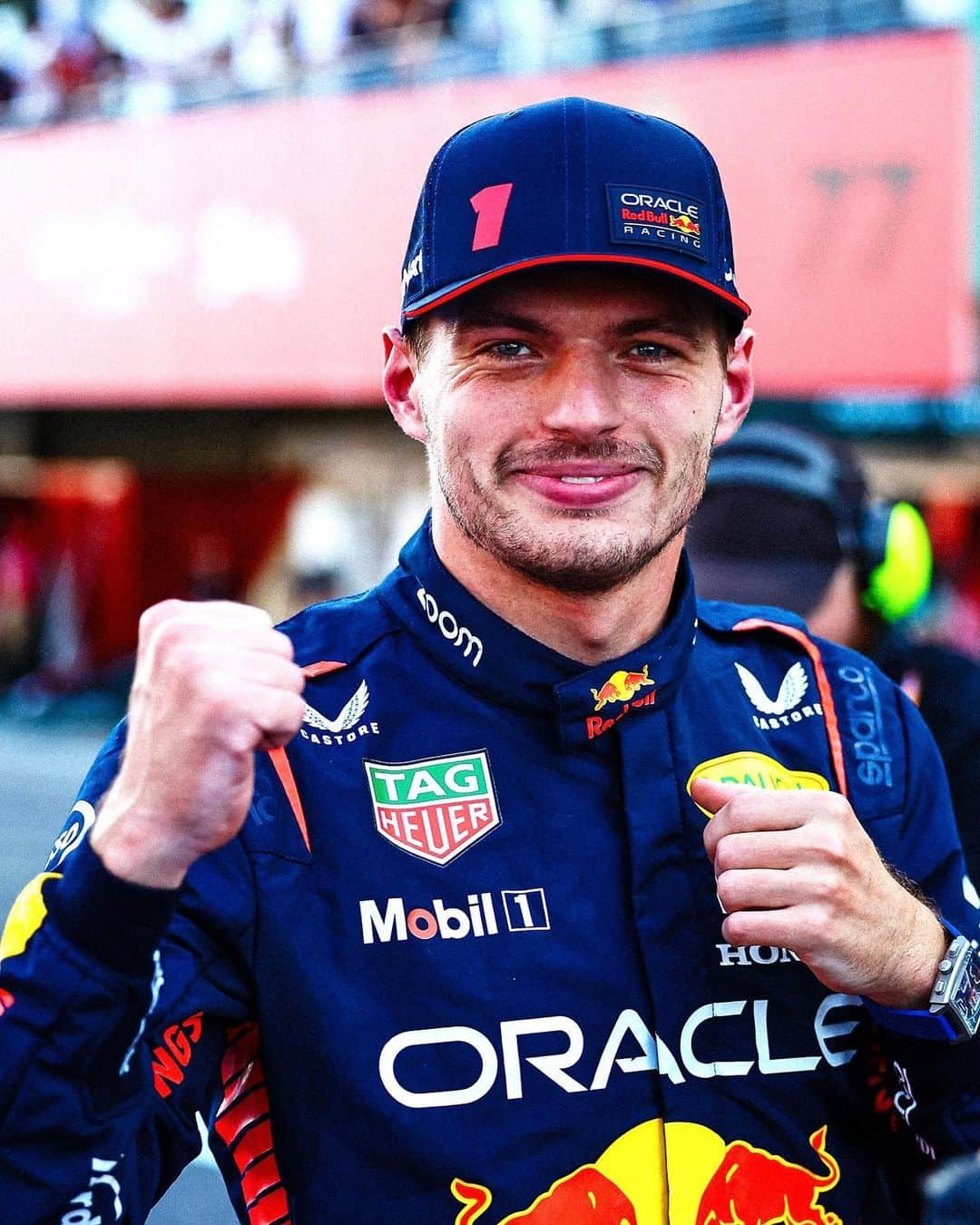 マックス・フェルスタッペンのインスタグラム：「Incredible qualifying, and an incredible weekend in general so far 👏 The car was really enjoyable to drive, @redbullracing 💪 Happy to be on pole!   Thank you to all the fans here at Suzuka for your support all weekend 🙌  See you on race day! 🇯🇵」