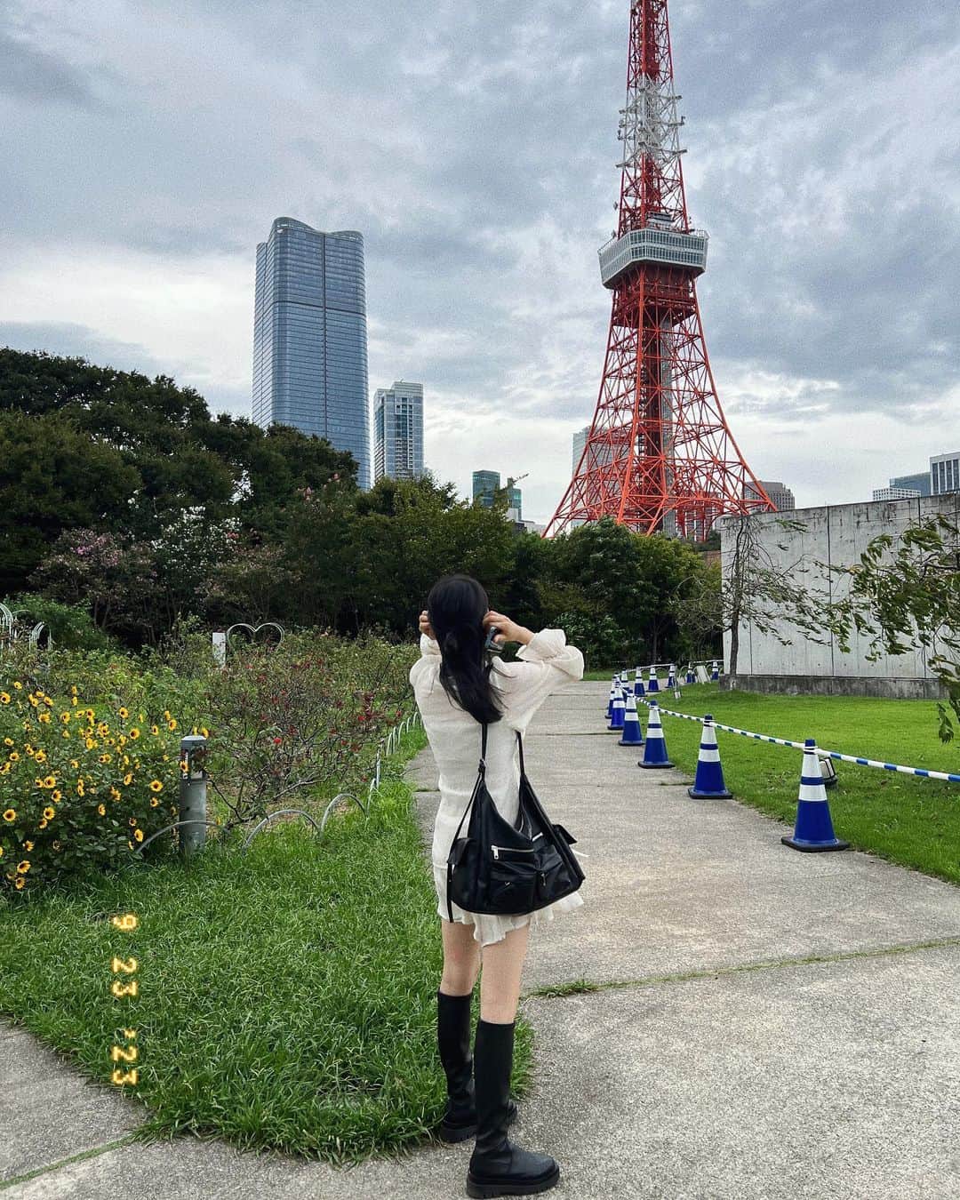 ヨンジュのインスタグラム：「제일 좋아하는 시바공원(욕아님) 아쉽게도 닫혀있었다..😭 잔디밭에 앉아서 멍때리고 싶었는데.. #東京タワー #芝公園 #東京旅行」