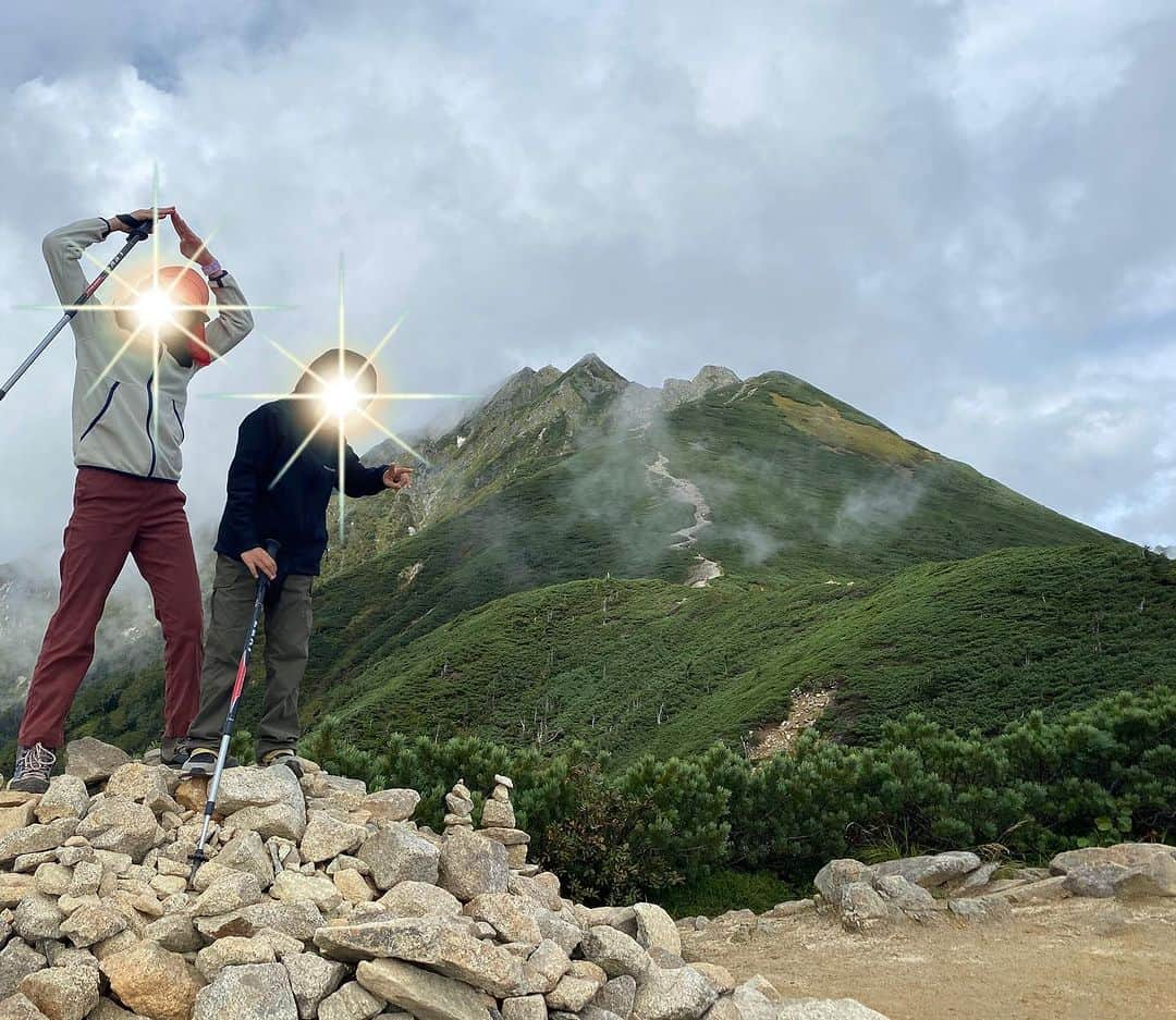 宋美玄さんのインスタグラム写真 - (宋美玄Instagram)「上高地に来ました⛰️ 本当は先週の3連休に涸沢に行きたかったのですが、出遅れて山小屋がいっぱいすぎた上、息子は敬老の日に学校があったので今週末に。 金曜日に松本に入り、上高地へ。日帰りコースを色々検討し、西穂方面へ。西穂山荘まで登って、出来れば独標まで行きたかったのですが、丸山のあたりでガスが強くなったので引き返しました。 その後…宿泊地の上高地まで急坂を下山するのがしんどいという話になり、新穂高ロープウェイで降りよっか、ということに。ところが、乗り継いでも上高地までバスで辿り着けない時間になっていました…。バスで平湯まで行って、何社も電話して何とかタクシーをお願いできて、上高地に帰って来れました。良かった…。いやー、そのまま上高地に下山すべきでしたワ。（ちなみにパパは上高地のホテルでのんびり） そんな訳で子どもたちは途中ブーブー言いつつも西穂方面デビュー。今度は独標まで行って槍ヶ岳が見られるといいなあ。  追記 松本出発7:00→上高地9:00→西穂山荘13:00→丸山を往復し西穂山荘14:30→西穂高ロープウェイ山頂駅15:50 15:55のロープウェイに乗れず、次が16:25で、平湯発上高地行きが17:00に終わっていたという…松本をもう少し早く出発できたら良かったのですが、駅に待機してるタクシーが七時位からとのことでした。 西穂山荘から子供たちがケンカせずスタスタ行けば一本早いのに乗れたのになー  #上高地 #上高地から日帰り登山 #西穂山荘 #西穂丸山 #上高地が見下ろせた #穂高連峰 #新穂高ロープウェイ」9月23日 18時53分 - mihyonsongkobe