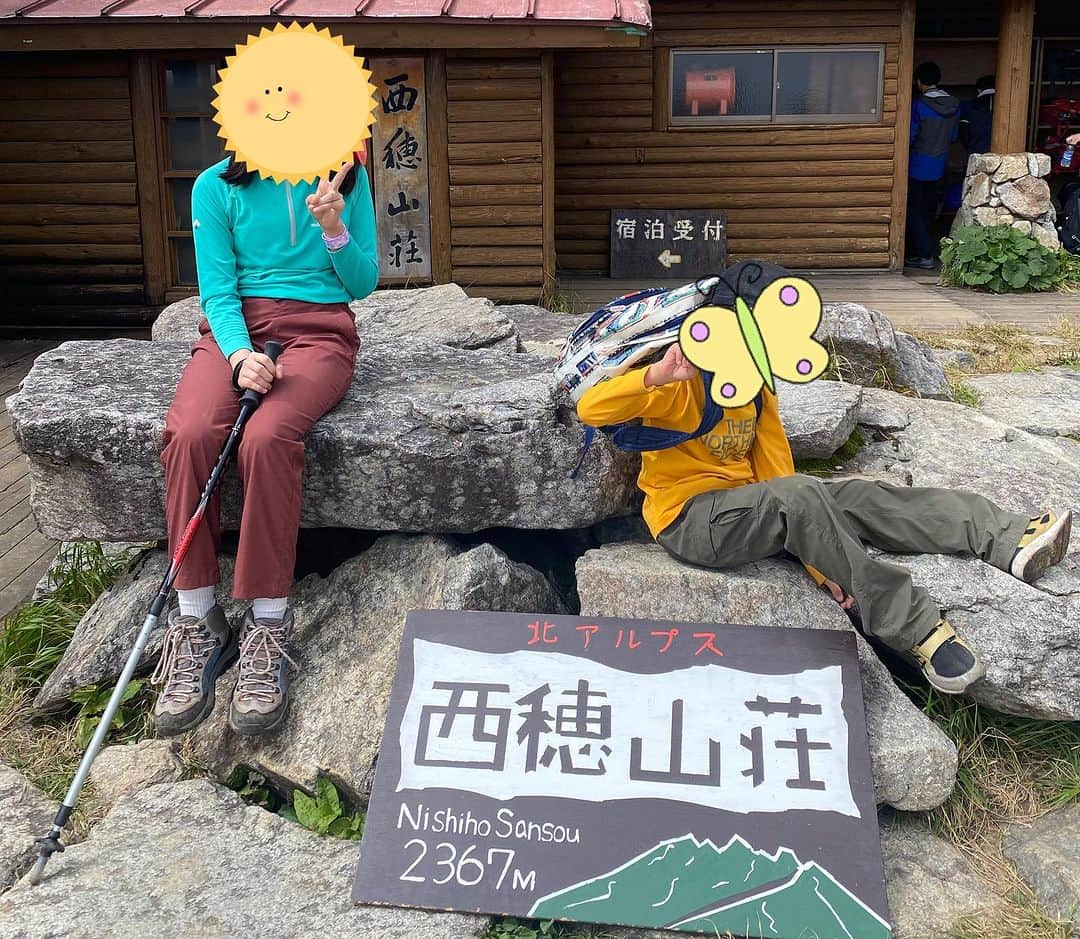 宋美玄さんのインスタグラム写真 - (宋美玄Instagram)「上高地に来ました⛰️ 本当は先週の3連休に涸沢に行きたかったのですが、出遅れて山小屋がいっぱいすぎた上、息子は敬老の日に学校があったので今週末に。 金曜日に松本に入り、上高地へ。日帰りコースを色々検討し、西穂方面へ。西穂山荘まで登って、出来れば独標まで行きたかったのですが、丸山のあたりでガスが強くなったので引き返しました。 その後…宿泊地の上高地まで急坂を下山するのがしんどいという話になり、新穂高ロープウェイで降りよっか、ということに。ところが、乗り継いでも上高地までバスで辿り着けない時間になっていました…。バスで平湯まで行って、何社も電話して何とかタクシーをお願いできて、上高地に帰って来れました。良かった…。いやー、そのまま上高地に下山すべきでしたワ。（ちなみにパパは上高地のホテルでのんびり） そんな訳で子どもたちは途中ブーブー言いつつも西穂方面デビュー。今度は独標まで行って槍ヶ岳が見られるといいなあ。  追記 松本出発7:00→上高地9:00→西穂山荘13:00→丸山を往復し西穂山荘14:30→西穂高ロープウェイ山頂駅15:50 15:55のロープウェイに乗れず、次が16:25で、平湯発上高地行きが17:00に終わっていたという…松本をもう少し早く出発できたら良かったのですが、駅に待機してるタクシーが七時位からとのことでした。 西穂山荘から子供たちがケンカせずスタスタ行けば一本早いのに乗れたのになー  #上高地 #上高地から日帰り登山 #西穂山荘 #西穂丸山 #上高地が見下ろせた #穂高連峰 #新穂高ロープウェイ」9月23日 18時53分 - mihyonsongkobe