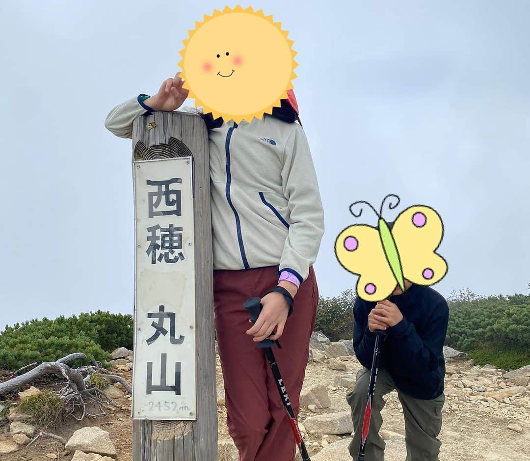 宋美玄さんのインスタグラム写真 - (宋美玄Instagram)「上高地に来ました⛰️ 本当は先週の3連休に涸沢に行きたかったのですが、出遅れて山小屋がいっぱいすぎた上、息子は敬老の日に学校があったので今週末に。 金曜日に松本に入り、上高地へ。日帰りコースを色々検討し、西穂方面へ。西穂山荘まで登って、出来れば独標まで行きたかったのですが、丸山のあたりでガスが強くなったので引き返しました。 その後…宿泊地の上高地まで急坂を下山するのがしんどいという話になり、新穂高ロープウェイで降りよっか、ということに。ところが、乗り継いでも上高地までバスで辿り着けない時間になっていました…。バスで平湯まで行って、何社も電話して何とかタクシーをお願いできて、上高地に帰って来れました。良かった…。いやー、そのまま上高地に下山すべきでしたワ。（ちなみにパパは上高地のホテルでのんびり） そんな訳で子どもたちは途中ブーブー言いつつも西穂方面デビュー。今度は独標まで行って槍ヶ岳が見られるといいなあ。  追記 松本出発7:00→上高地9:00→西穂山荘13:00→丸山を往復し西穂山荘14:30→西穂高ロープウェイ山頂駅15:50 15:55のロープウェイに乗れず、次が16:25で、平湯発上高地行きが17:00に終わっていたという…松本をもう少し早く出発できたら良かったのですが、駅に待機してるタクシーが七時位からとのことでした。 西穂山荘から子供たちがケンカせずスタスタ行けば一本早いのに乗れたのになー  #上高地 #上高地から日帰り登山 #西穂山荘 #西穂丸山 #上高地が見下ろせた #穂高連峰 #新穂高ロープウェイ」9月23日 18時53分 - mihyonsongkobe