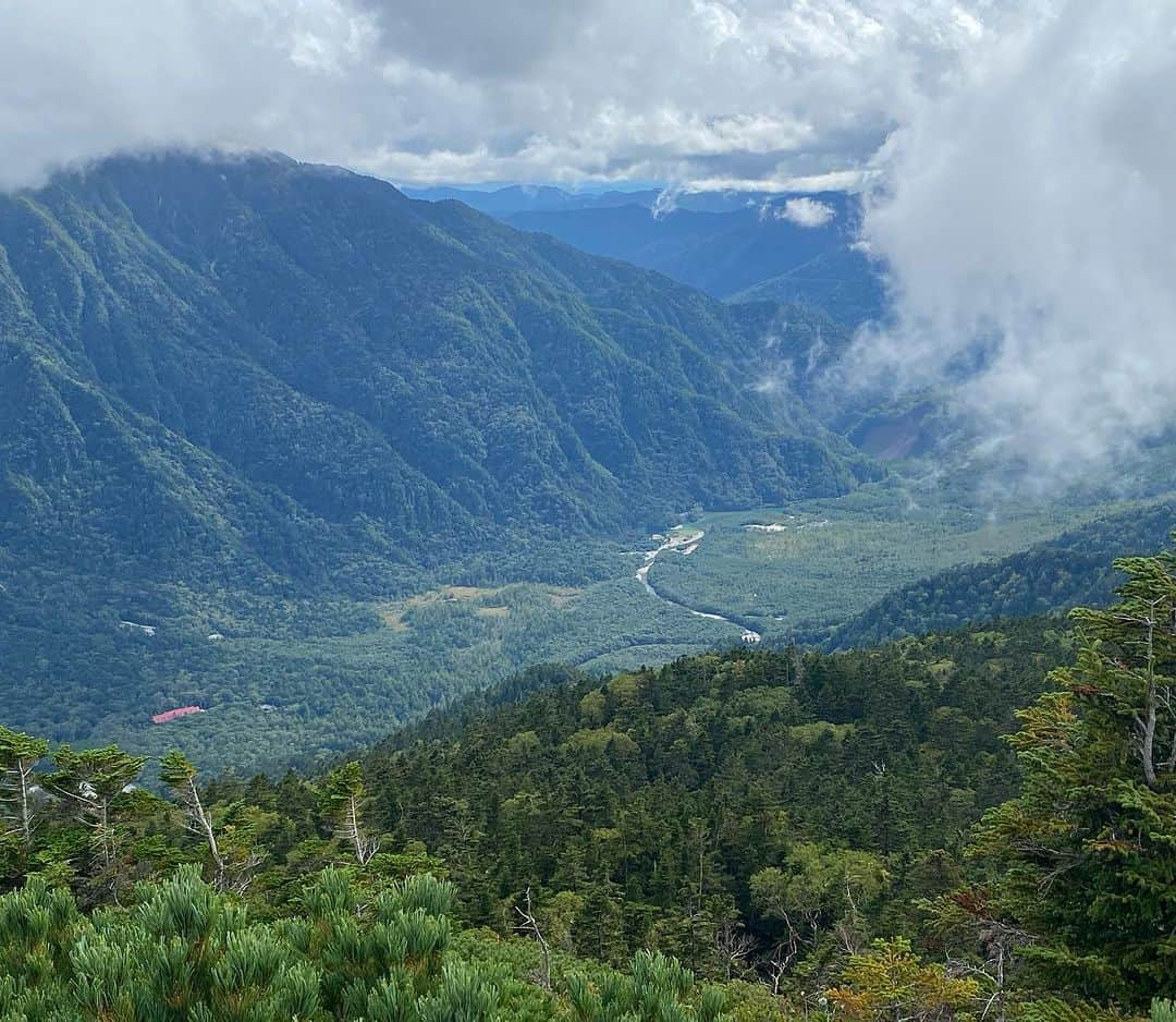 宋美玄さんのインスタグラム写真 - (宋美玄Instagram)「上高地に来ました⛰️ 本当は先週の3連休に涸沢に行きたかったのですが、出遅れて山小屋がいっぱいすぎた上、息子は敬老の日に学校があったので今週末に。 金曜日に松本に入り、上高地へ。日帰りコースを色々検討し、西穂方面へ。西穂山荘まで登って、出来れば独標まで行きたかったのですが、丸山のあたりでガスが強くなったので引き返しました。 その後…宿泊地の上高地まで急坂を下山するのがしんどいという話になり、新穂高ロープウェイで降りよっか、ということに。ところが、乗り継いでも上高地までバスで辿り着けない時間になっていました…。バスで平湯まで行って、何社も電話して何とかタクシーをお願いできて、上高地に帰って来れました。良かった…。いやー、そのまま上高地に下山すべきでしたワ。（ちなみにパパは上高地のホテルでのんびり） そんな訳で子どもたちは途中ブーブー言いつつも西穂方面デビュー。今度は独標まで行って槍ヶ岳が見られるといいなあ。  追記 松本出発7:00→上高地9:00→西穂山荘13:00→丸山を往復し西穂山荘14:30→西穂高ロープウェイ山頂駅15:50 15:55のロープウェイに乗れず、次が16:25で、平湯発上高地行きが17:00に終わっていたという…松本をもう少し早く出発できたら良かったのですが、駅に待機してるタクシーが七時位からとのことでした。 西穂山荘から子供たちがケンカせずスタスタ行けば一本早いのに乗れたのになー  #上高地 #上高地から日帰り登山 #西穂山荘 #西穂丸山 #上高地が見下ろせた #穂高連峰 #新穂高ロープウェイ」9月23日 18時53分 - mihyonsongkobe