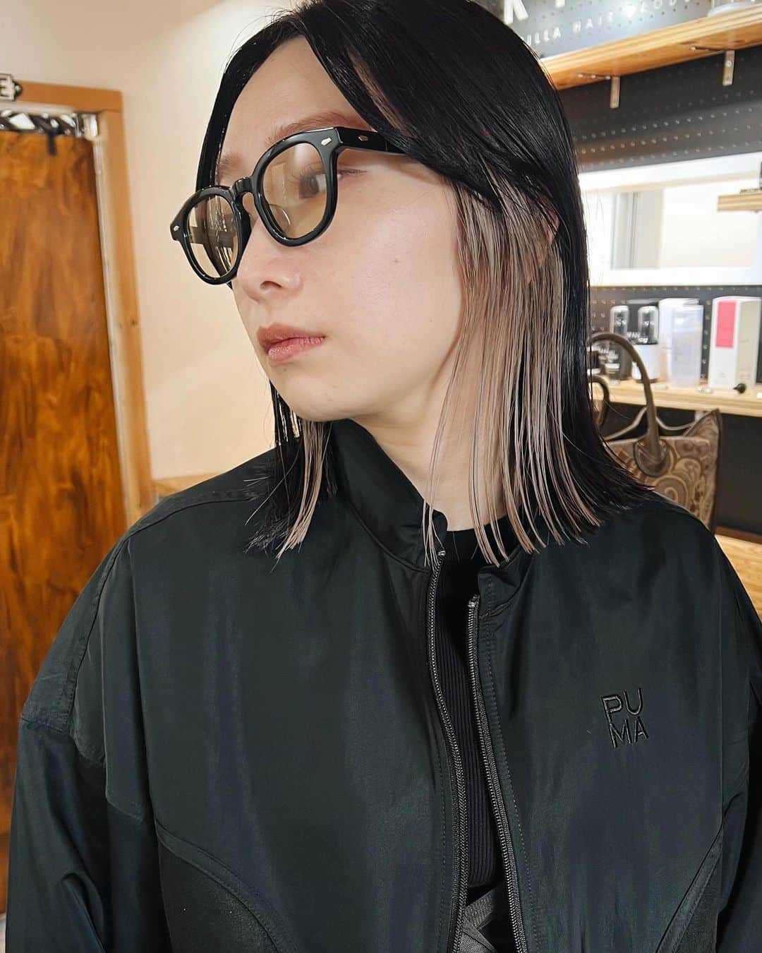 Ramie 山下未紗のインスタグラム：「_ cut + inner color ¥22550  個人的にはインナーカラーは トップの色とインナーの色は パキッとコントラストがおすすめです♡  予約は、ホットペッパー又は 私のLINE@を登録して直接ご予約下さい😊！  【K I L L A annex】 東京都渋谷区神宮前6-12-2 KTビル3F  【営業時間】 平　日　11:00〜21:00 土日祝　10:00〜20:00  【定休日】 月曜日（祝日の場合は営業）  #ボブ#ショート#ショートボブ#大人ボブ#マッシュショート#ミニボブ#ハイトーンボブ#ハイトーンショート#大人ショート #イルミナカラー#髪質改善#縮毛矯正#韓国ヘア#タンバルモリ#ミルクティーベージュ#インナーカラー #ダブルカラー#ブリーチカラー#ブリーチなし#透明感カラー#くすみカラー#外国人風カラー#ハイトーン#ハイライト#カーキベージュ#オリーブベージュ#黒髪ボブ#ブルーブラック#griii」