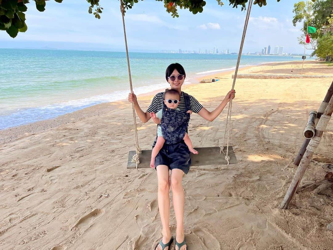 リサ のインスタグラム：「Jomtien Beachで浮かれ親子写真🏝️ 娘、初ブランコ。 3こぎくらいで酔う私。。。  娘の🕶️は @izipizi  私の🕶️は @blanc_official   #thai #pattaya #jomtien #jomtienbeach #andazpattaya」