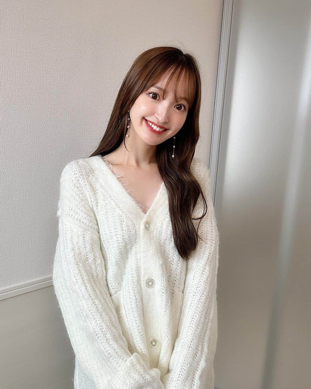 あかねぴのインスタグラム：「. ⁡ 朝晩は少しずつ涼しくなってきたから ニットカーディガンの出番かな🧶🤍 ⁡ 肌触りめーっちゃ良くて着心地最高☺️💕 袖もゆったりでだぼっと感が可愛いよね♡ この秋冬たくさん着よ〜♡ カラー展開も豊富だったよ🫶🏻✨ ⁡ ⁡ @wego_webstore @wego_official ⁡ ⁡ #大人wego #wego #ウィゴー #wego_ootd #wegogf1 #ブラッシュニット #ニットコーデ #白ニット #コーデ #ニットカーディガン #155cmコーデ #ootd #code」
