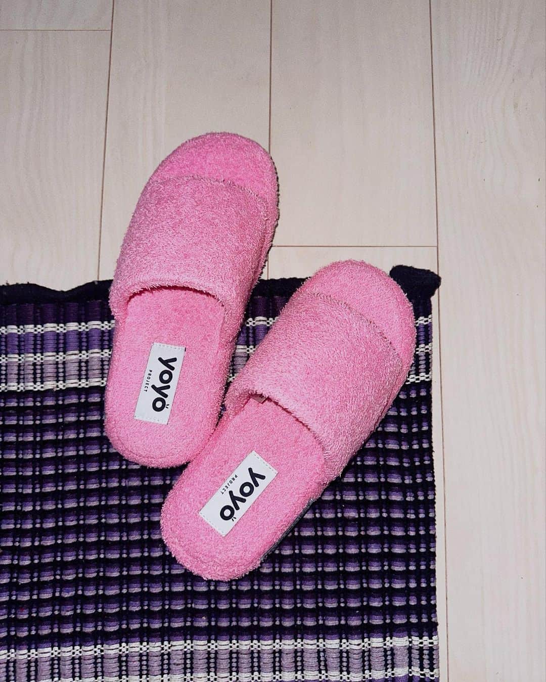 のインスタグラム：「New my room shoes 💖  新しいスリッパに変えたー！ 可愛かったからグレーも買おうかな！洗濯できるし履き心地良くてカワイイ。🙌だから来客用も買うことにした🙌🥹💖 @yoyojapan_ のだよ！  #yoyojapan #roomshoes」