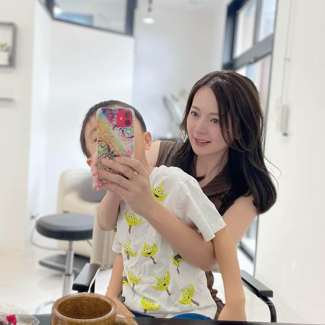 伊波紗友里さんのインスタグラム写真 - (伊波紗友里Instagram)「美容室withむすこ👦  先日、チハルさんのサロンへ 久しぶりに行ってきました！ @uluzz__   ヘアドネーションのことや 日々のお手入れについて 丁寧に教えてくれたチハルさん。  ２年くらいは伸ばさないといけないかな、 なるべく綺麗な状態で お渡しできるよう頑張ります。  #花のある美容室 #那覇」9月23日 18時50分 - sayuri_iha41