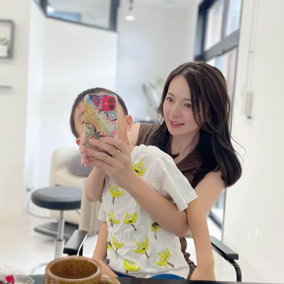 伊波紗友里のインスタグラム：「美容室withむすこ👦  先日、チハルさんのサロンへ 久しぶりに行ってきました！ @uluzz__   ヘアドネーションのことや 日々のお手入れについて 丁寧に教えてくれたチハルさん。  ２年くらいは伸ばさないといけないかな、 なるべく綺麗な状態で お渡しできるよう頑張ります。  #花のある美容室 #那覇」